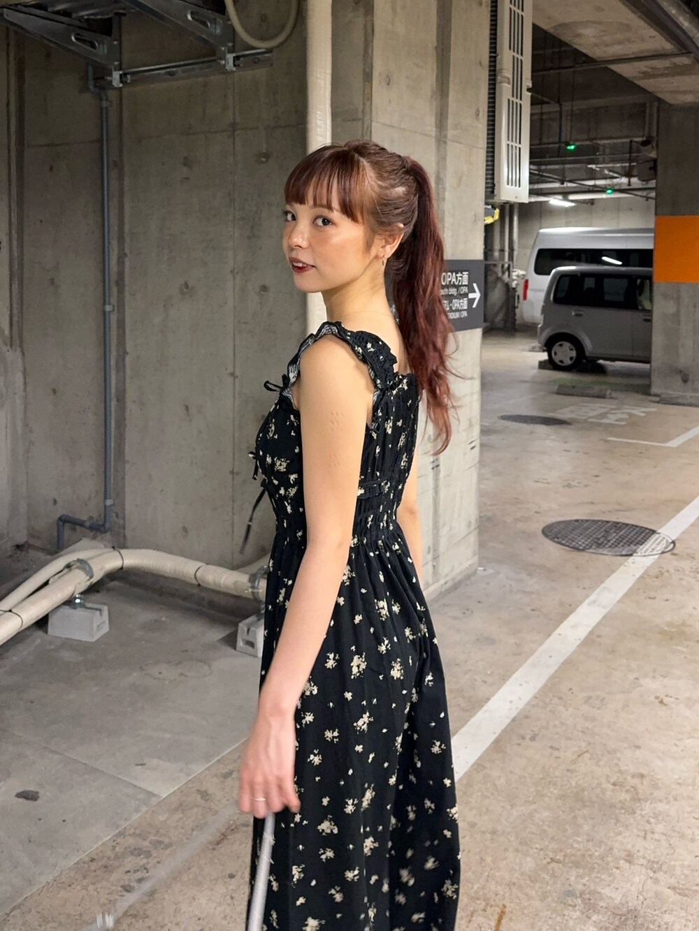 ブラック系のワンピース、シルバー系のショルダーバッグ、ブラック系のサンダルを着用したレディースの夏コーディネートの5枚目の写真