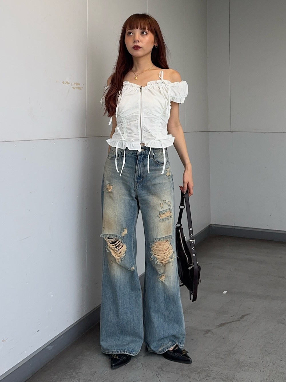 ホワイト系のシャツ/ブラウス、ブルー系のデニムパンツ、ブラウン系のショルダーバッグを着用したレディースの夏コーディネートの2枚目の写真