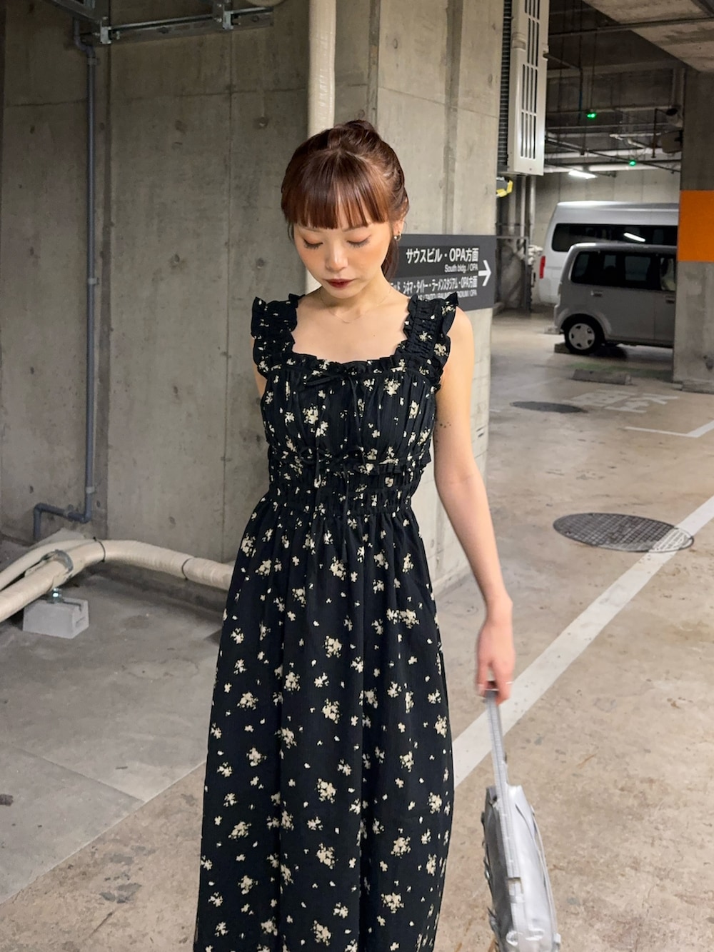ブラック系のワンピース、シルバー系のショルダーバッグ、ブラック系のサンダルを着用したレディースの夏コーディネートの4枚目の写真