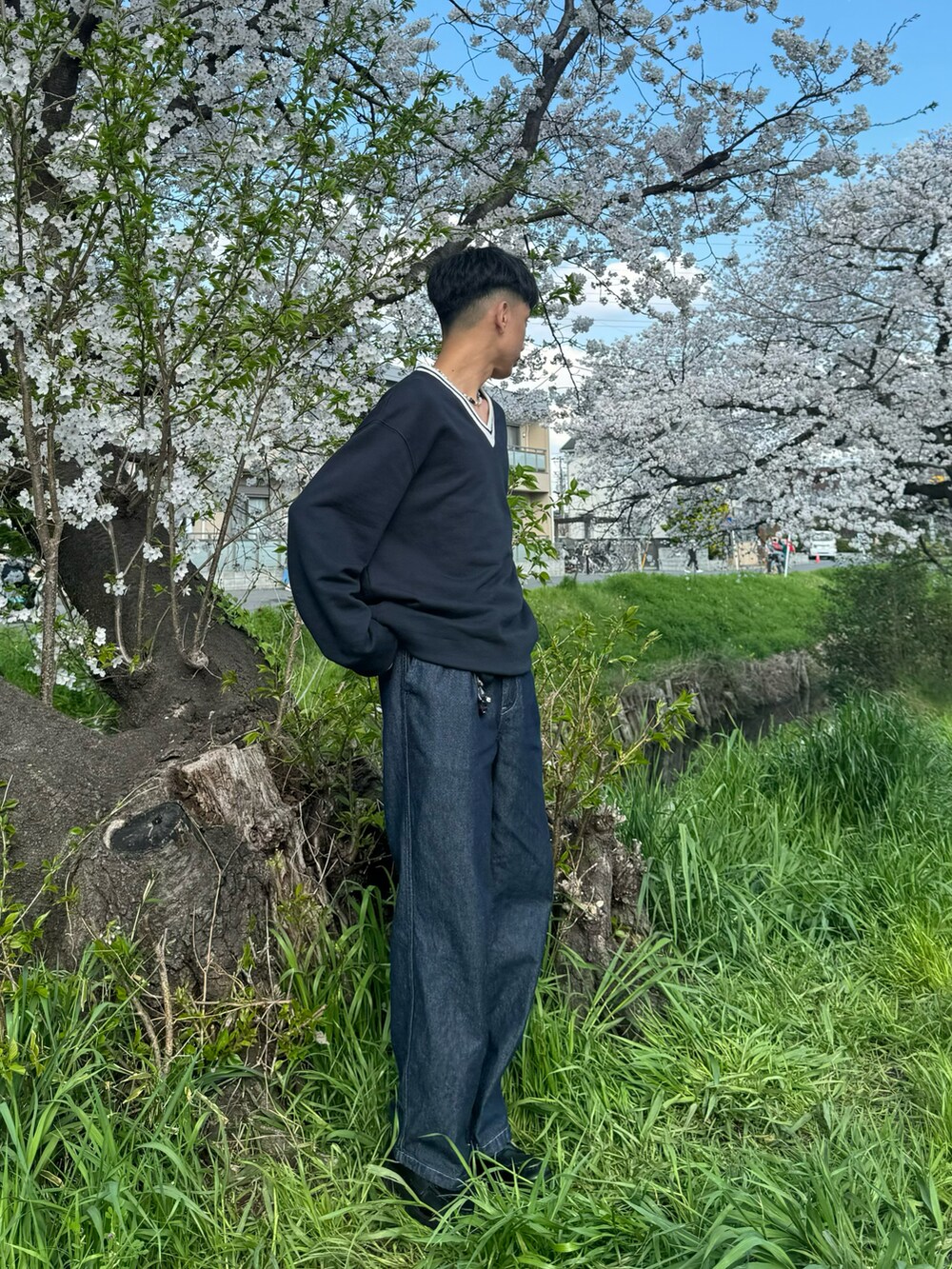 その他のデニムパンツ、ブラック系のローファー、その他のファッション雑貨を着用したメンズの春コーディネートの2枚目の写真