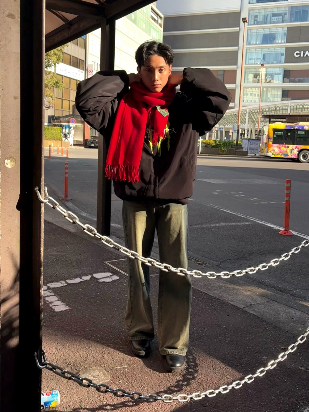 その他のデニムパンツ、レッド系のマフラーを着用したメンズの春コーディネートの2枚目の写真