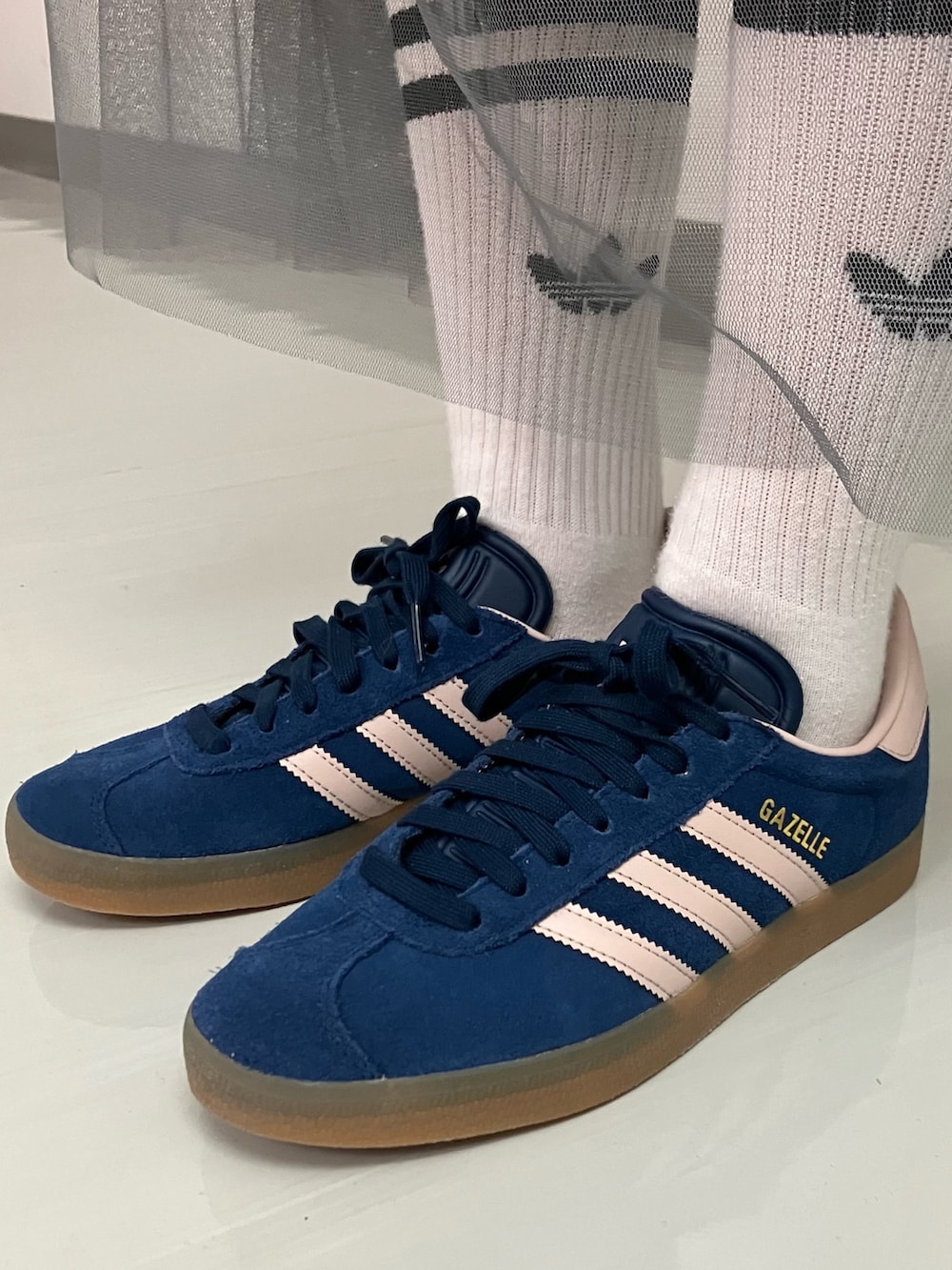 「スニーカー、デニムジャケット、Tシャツ、adidas、アディダス、adidas originals、アディダスオリジナルス、ガゼル、クセニア・シュナイダー」｜「adidasのファッション モントリオール デニム トラックトップ / アディダスオリジナルス adidas Originals（デニムジャケット、ブラック系）」を使った、MNさん（レディース・153cm）の春コーディネートの4枚目の写真