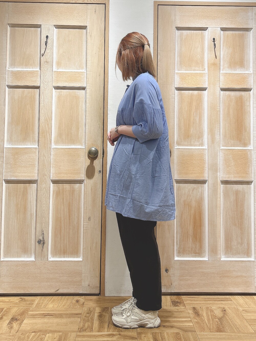 ホワイト系のTシャツ/カットソー、ブルー系のシャツ/ブラウス、グレー系のその他パンツを着用したレディースの夏コーディネートの2枚目の写真