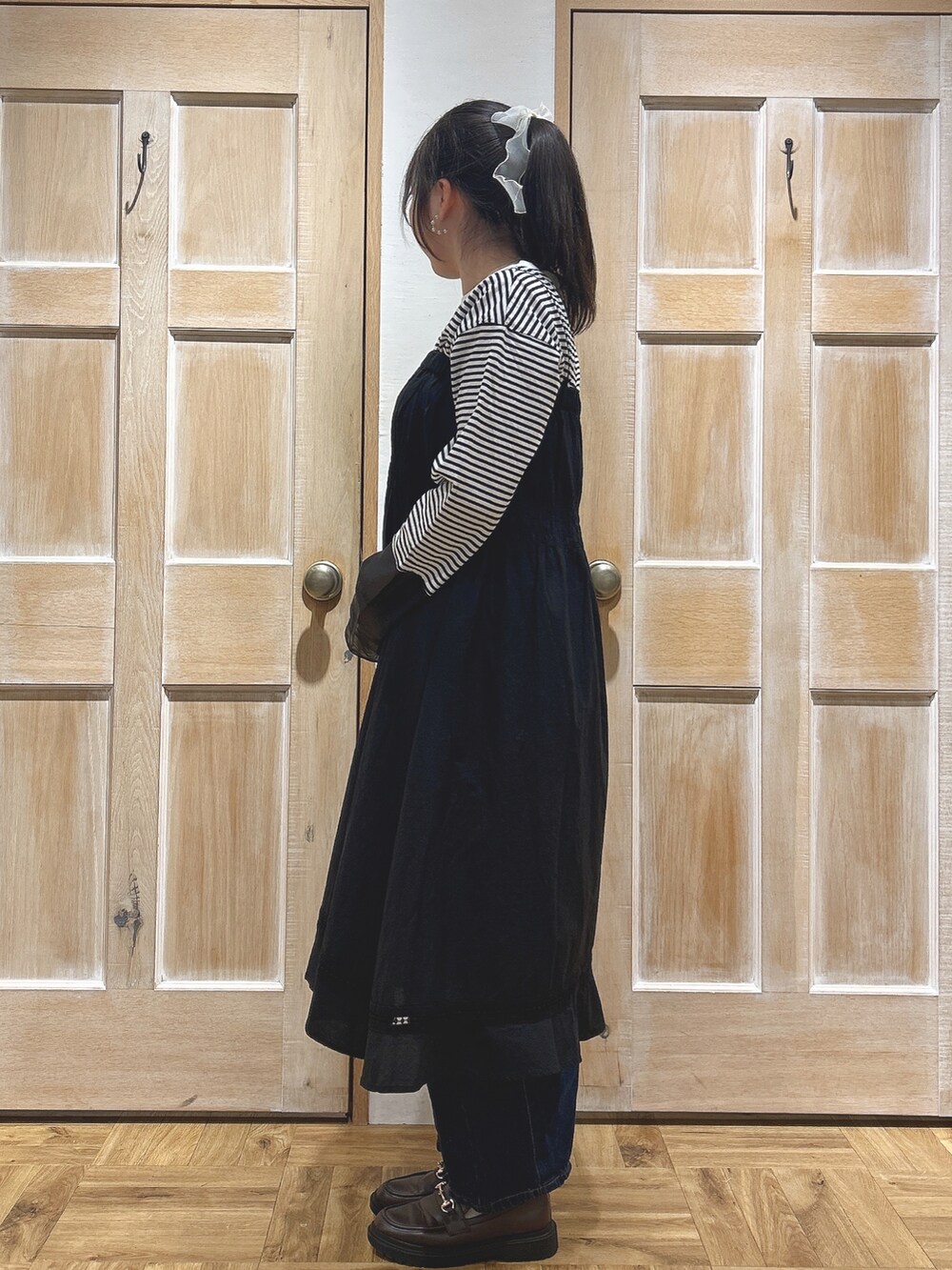 ブラック系のスカート、グレー系のTシャツ/カットソー、ブルー系のその他パンツを着用したレディースの春コーディネートの2枚目の写真