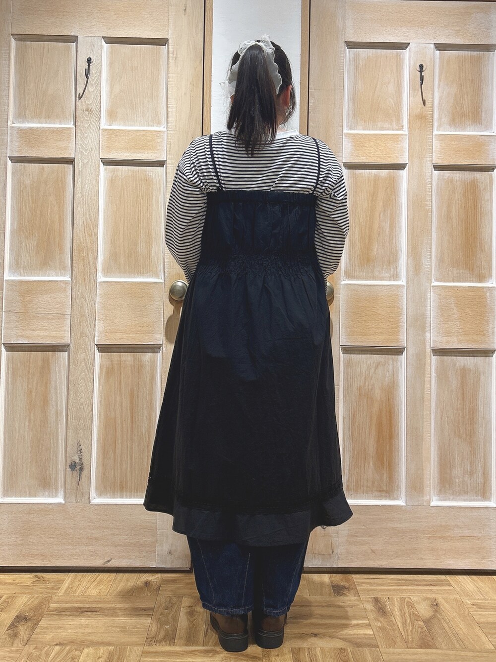 ブラック系のスカート、グレー系のTシャツ/カットソー、ブルー系のその他パンツを着用したレディースの春コーディネートの3枚目の写真