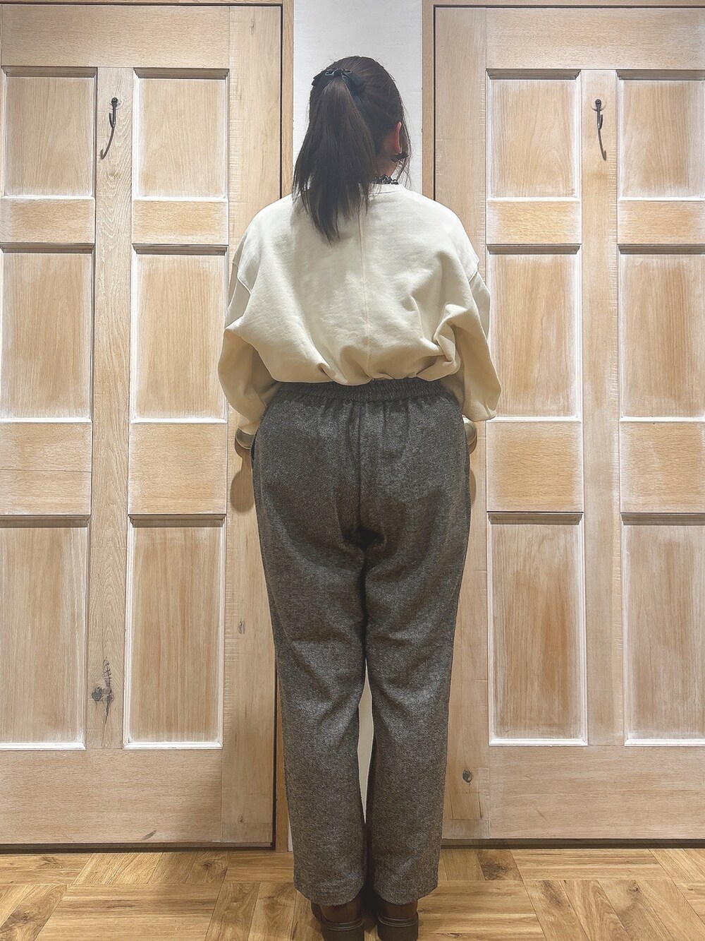 ホワイト系のTシャツ/カットソー、ブラック系のその他パンツ、ホワイト系のシャツ/ブラウスを着用したレディースの冬コーディネートの3枚目の写真