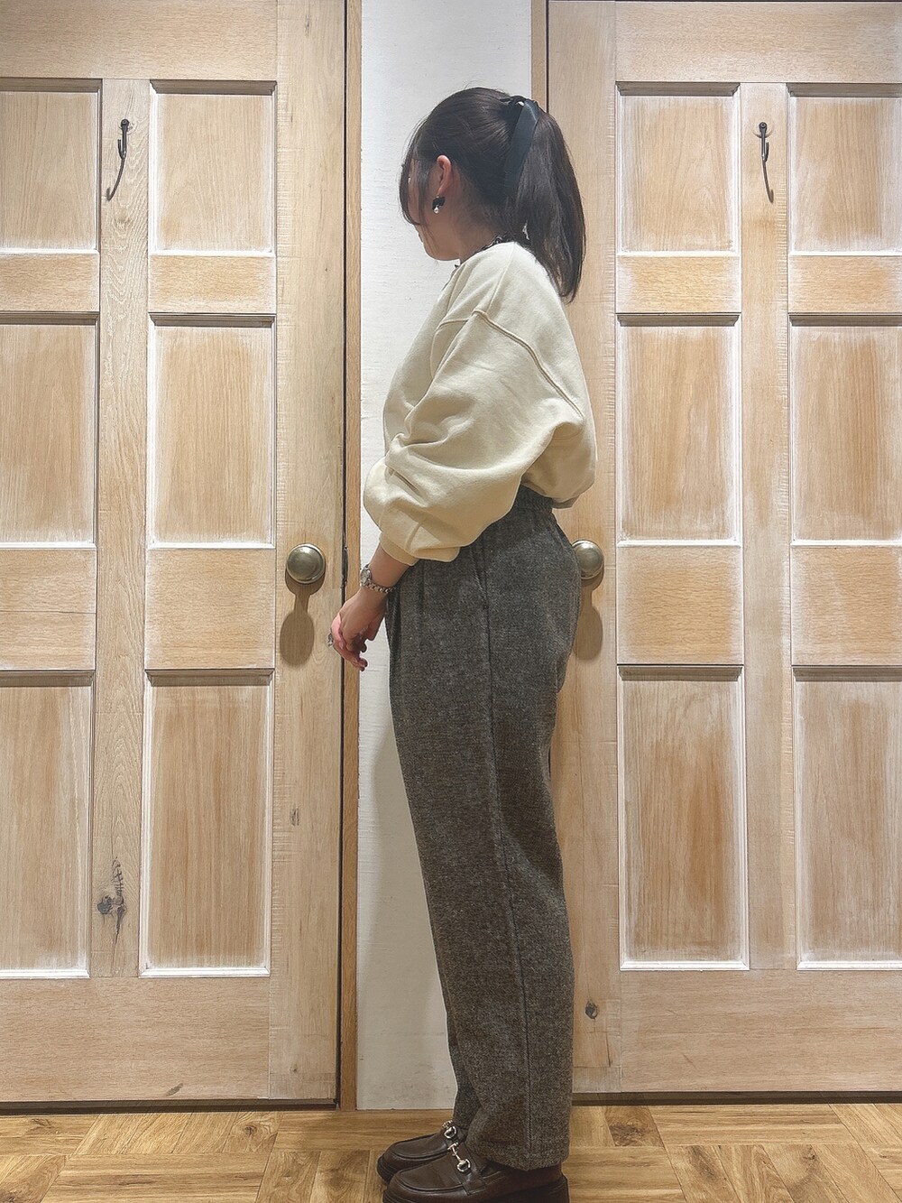 ホワイト系のTシャツ/カットソー、ブラック系のその他パンツ、ホワイト系のシャツ/ブラウスを着用したレディースの冬コーディネートの2枚目の写真