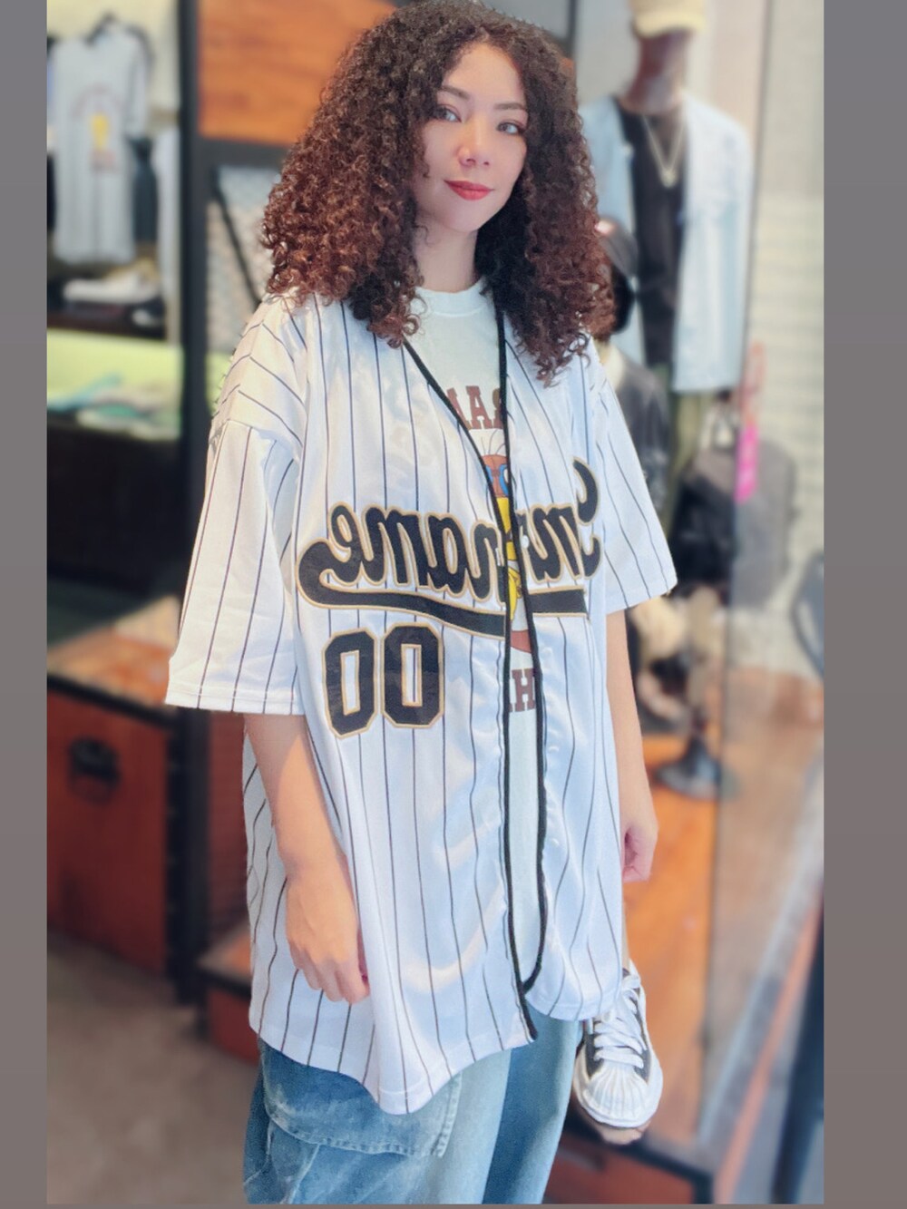 ブルー系のその他パンツを着用したレディースの春コーディネートの3枚目の写真