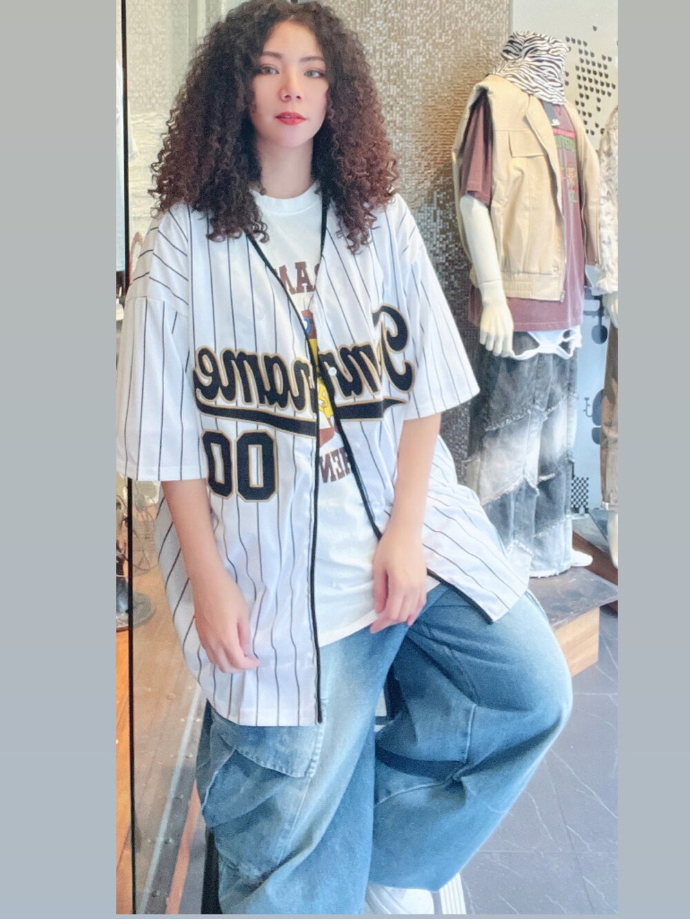 ブルー系のその他パンツを着用したレディースの春コーディネートの2枚目の写真