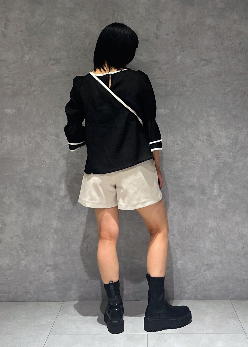 ブラック系のキャミソール、ブラック系のブーツ、ブラック系のシャツ/ブラウスを着用したレディースの夏コーディネートの8枚目の写真