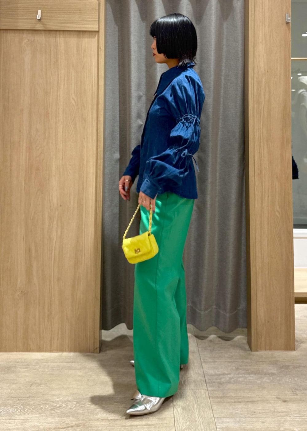 「デニムブラウス、デニム、デニムコーデ、カラーパンツ、ストレートパンツ、ストレート、グリーン、グリーンパンツ、シルバー、シルバーパンプス、リボンパンプス、イエロー、イエローバッグ、カラーコーデ、カラー×カラー」｜「VISのミニスタッズチェーンショルダーバッグ（ショルダーバッグ、イエロー系）」を使った、0801mikiさん（レディース・161cm）の冬コーディネートの3枚目の写真