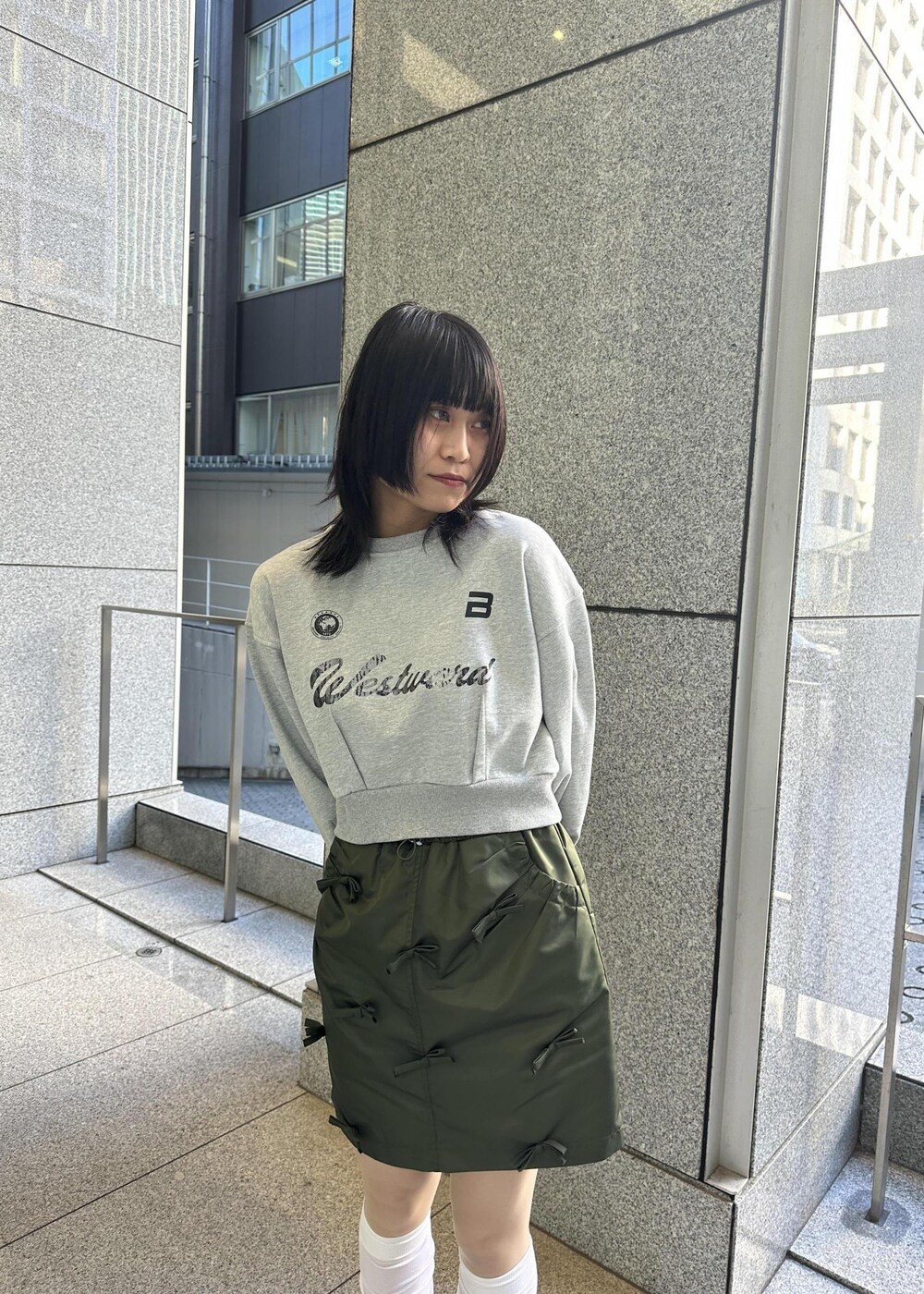 「ショート丈トップス、短丈トップス、短丈スウェット、ショート丈スウェット、箔プリント、プリントスウェット、ユニフォームデザイン、グレースウェット、スウェットコーデ、ミニスカート、リボンモチーフ、ミュール、グレートップス、グレー、ショート丈トップスコーデ」｜「Juzeのスクエアトゥミュール（その他シューズ、ブラック系）」を使った、0801mikiさん（レディース・161cm）の冬コーディネートの7枚目の写真