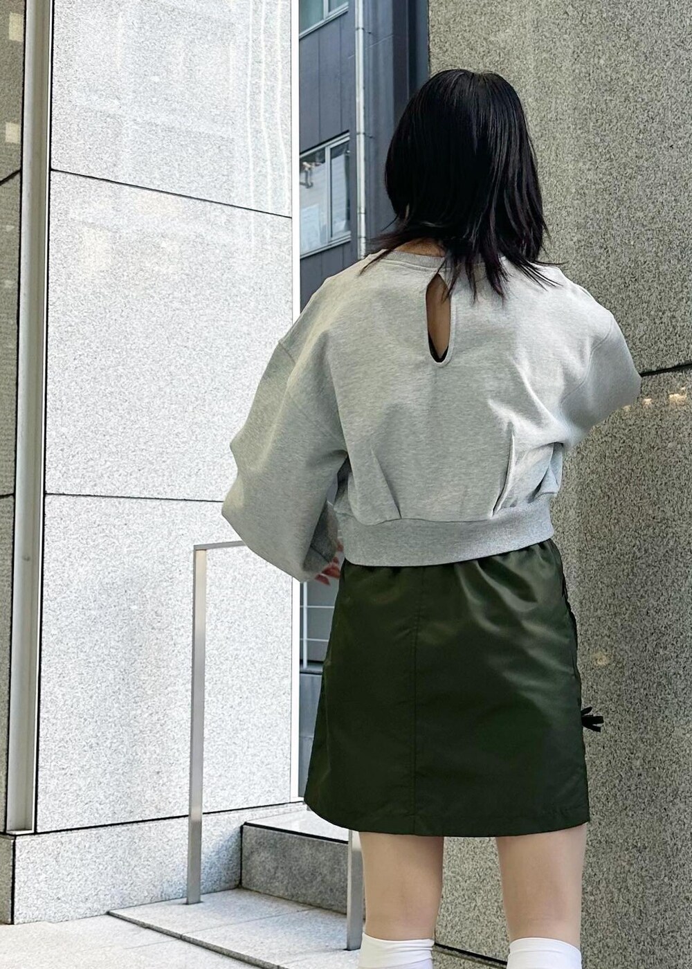 「ショート丈トップス、短丈トップス、短丈スウェット、ショート丈スウェット、箔プリント、プリントスウェット、ユニフォームデザイン、グレースウェット、スウェットコーデ、ミニスカート、リボンモチーフ、ミュール、グレートップス、グレー、ショート丈トップスコーデ」｜「Juzeのスクエアトゥミュール（その他シューズ、ブラック系）」を使った、0801mikiさん（レディース・161cm）の冬コーディネートの6枚目の写真