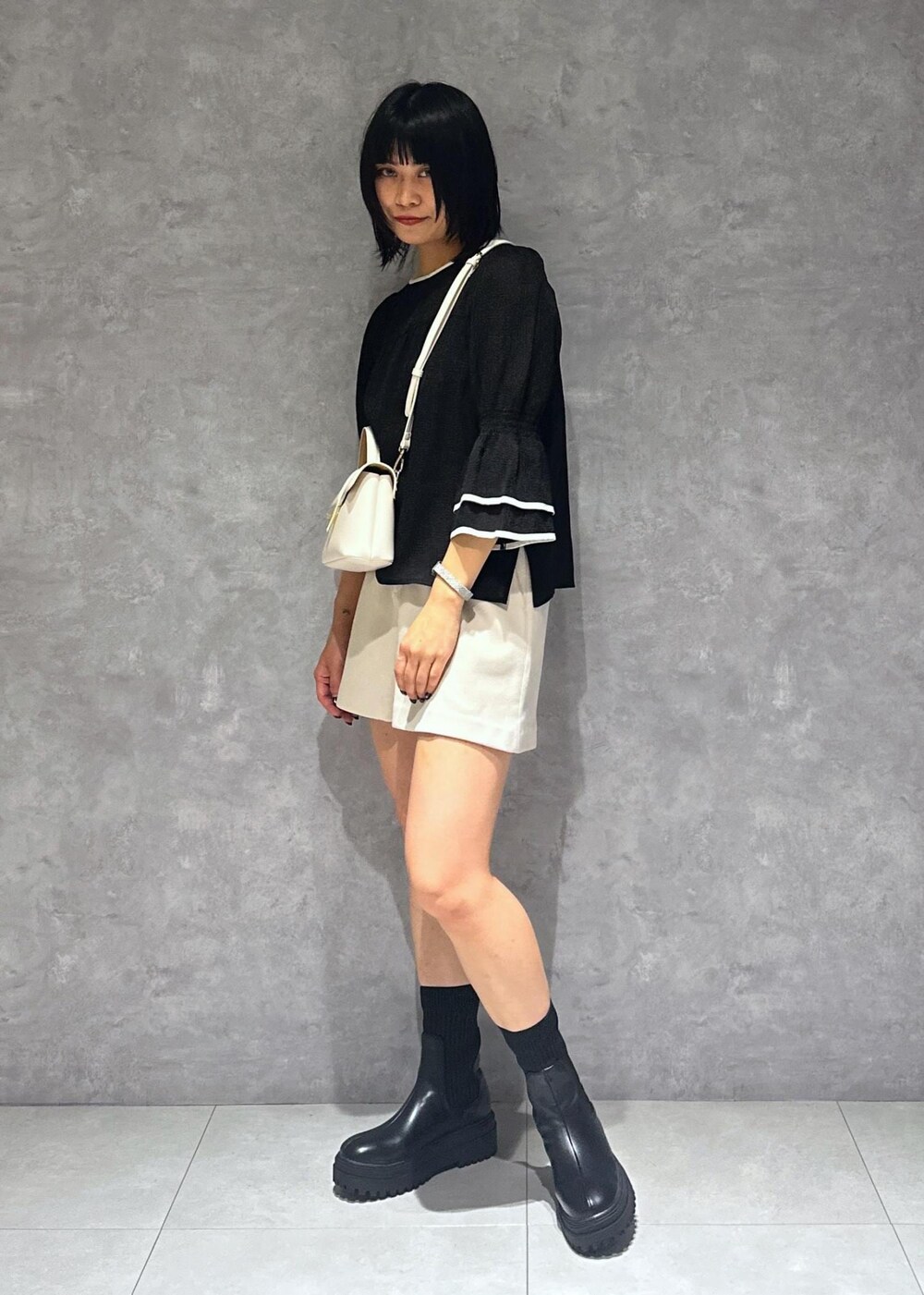 ブラック系のキャミソール、ブラック系のブーツ、ブラック系のシャツ/ブラウスを着用したレディースの夏コーディネートの9枚目の写真