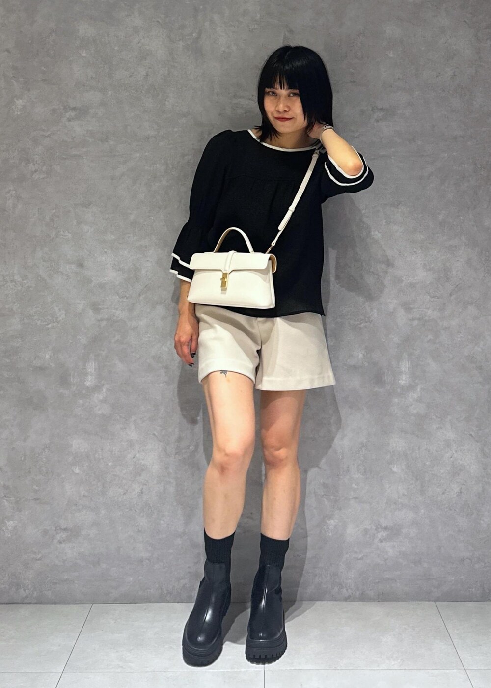 ブラック系のキャミソール、ブラック系のブーツ、ブラック系のシャツ/ブラウスを着用したレディースの夏コーディネートの4枚目の写真