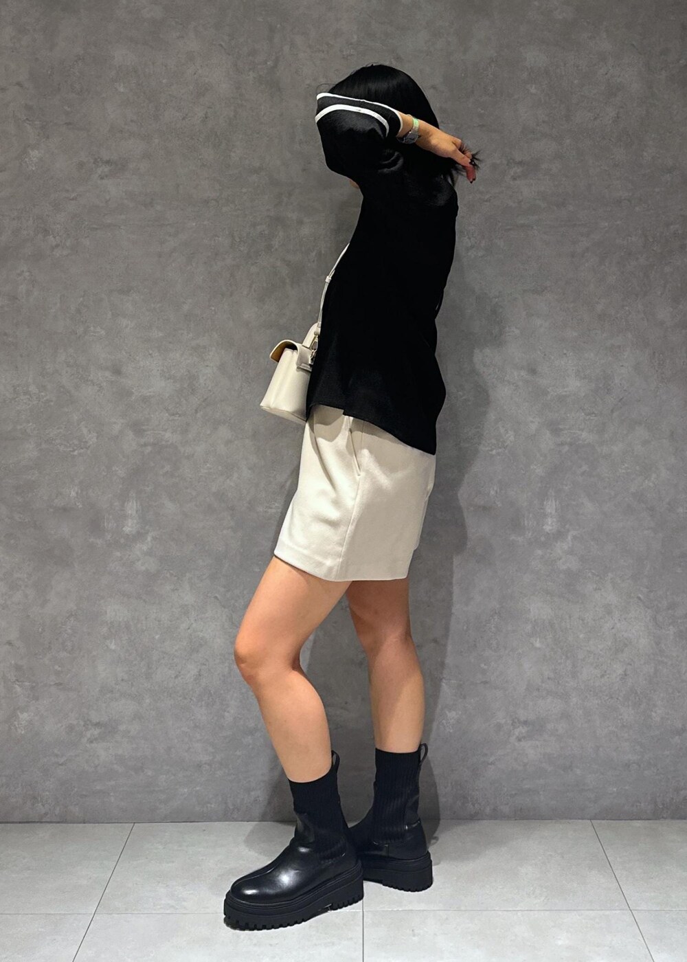 ブラック系のキャミソール、ブラック系のブーツ、ブラック系のシャツ/ブラウスを着用したレディースの夏コーディネートの6枚目の写真