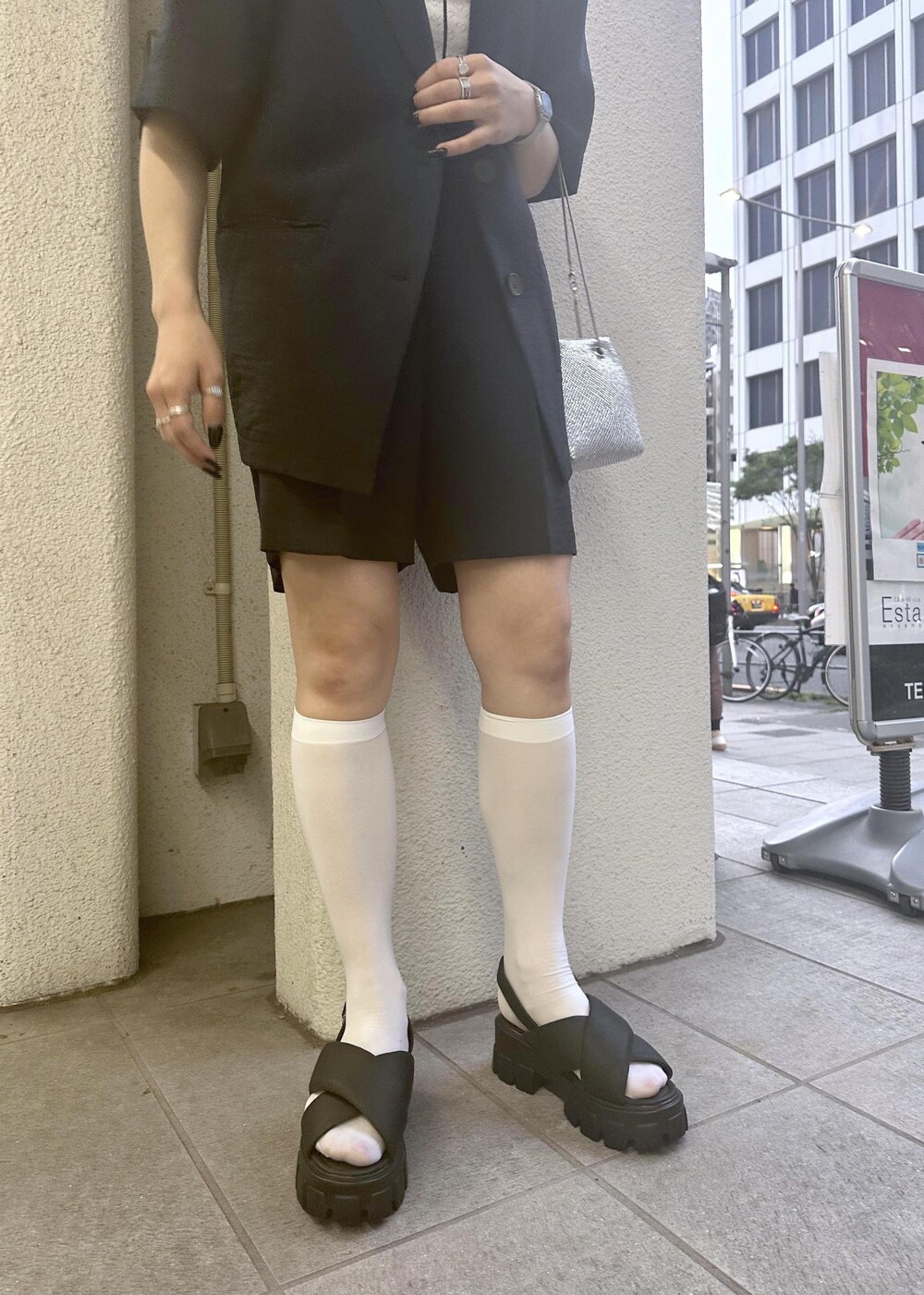 ブラック系のサンダル、ホワイト系のキャミソール、ブルー系のその他パンツを着用したレディースの夏コーディネートの6枚目の写真