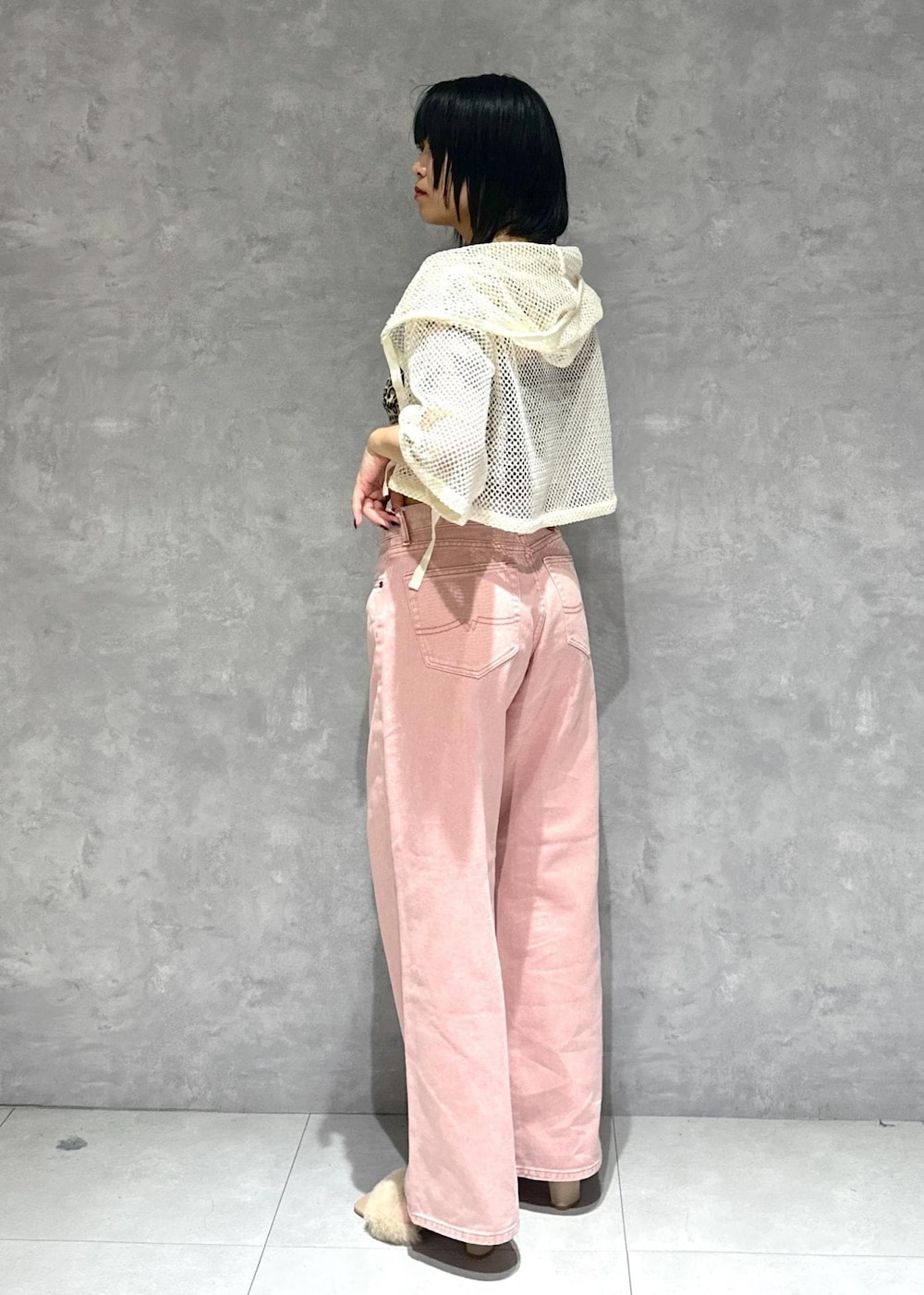 ブラック系のキャミソール、その他のキャミソール、ホワイト系のカーディガン/ボレロを着用したレディースの夏コーディネートの4枚目の写真