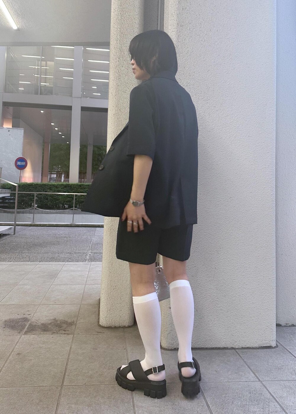 ブラック系のサンダル、ホワイト系のキャミソール、ブルー系のその他パンツを着用したレディースの夏コーディネートの3枚目の写真