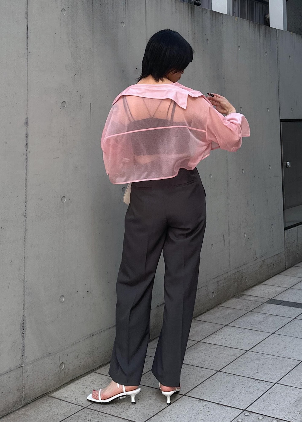ホワイト系のサンダル、ブラック系のキャミソール、ピンク系のシャツ/ブラウスを着用したレディースの夏コーディネートの4枚目の写真