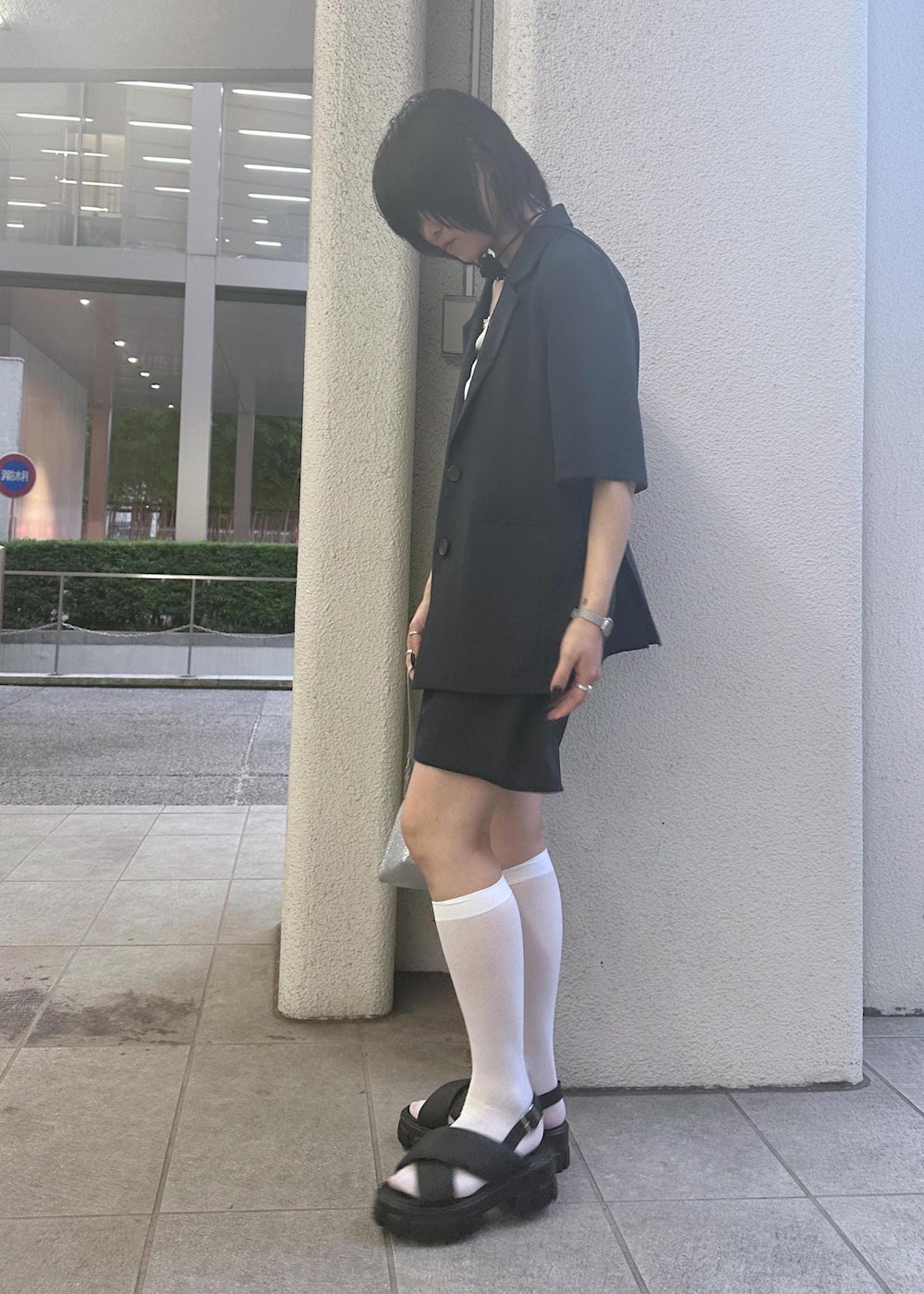 ブラック系のサンダル、ホワイト系のキャミソール、ブルー系のその他パンツを着用したレディースの夏コーディネートの2枚目の写真