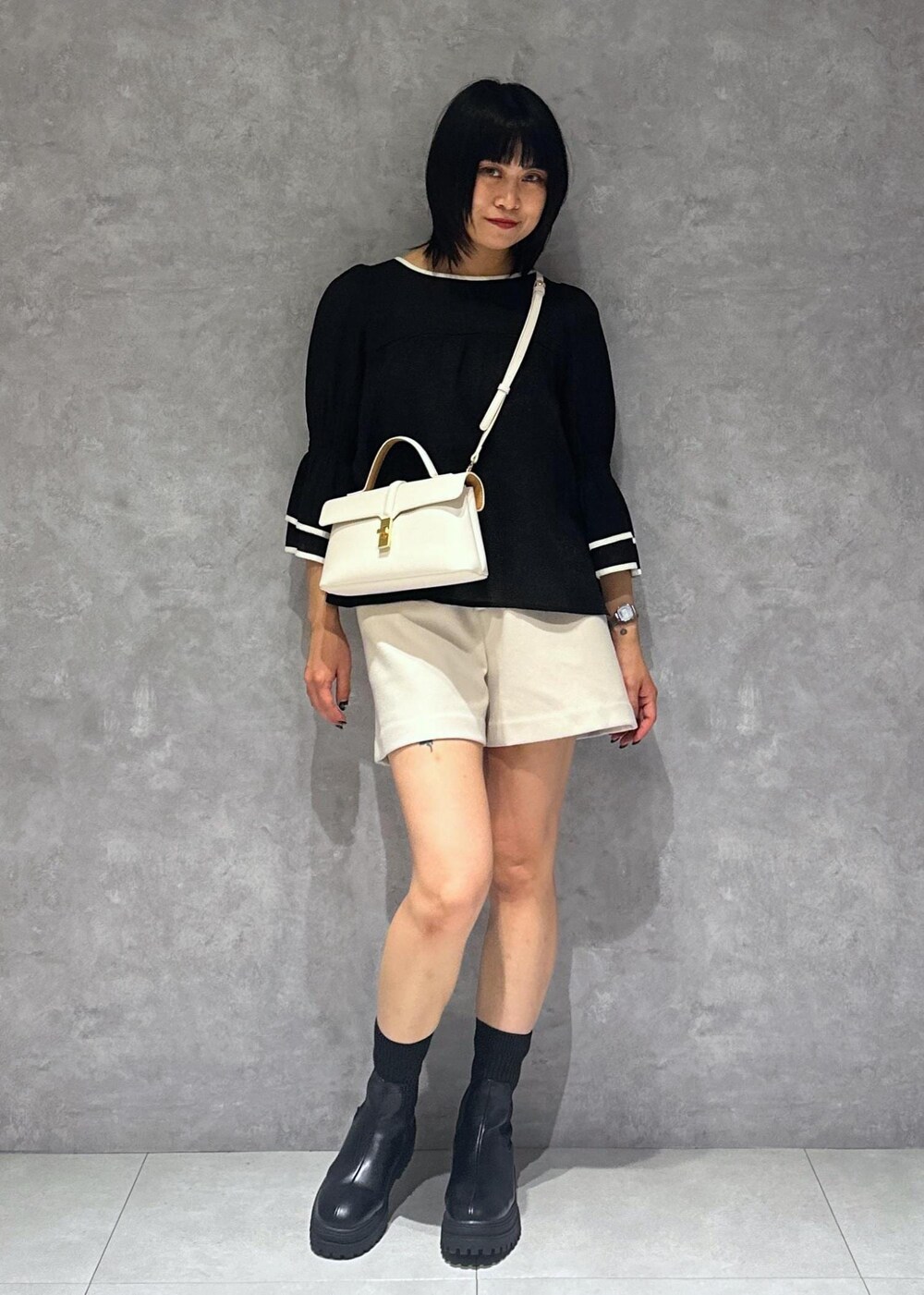 ブラック系のキャミソール、ブラック系のブーツ、ブラック系のシャツ/ブラウスを着用したレディースの夏コーディネートの5枚目の写真