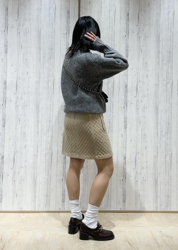 「SNaPMeAward23w、23AW冬の新作、ニット、冬コーデ、デート、クリスマスコーデ、クリスマスに着たい服、グレーニット、グレーニットコーデ、ニットコーデ、ロングカラーシャツ、ロングカラーブラウス、キルティングミニスカート、ベロアミニスカート、ベロアスカート」｜「Juzeの【HARUTA】【抗菌防臭】ボリュームソールローファー（ローファー、ブラウン系）」を使った、0801mikiさん（レディース・161cm）の冬コーディネートの3枚目の写真