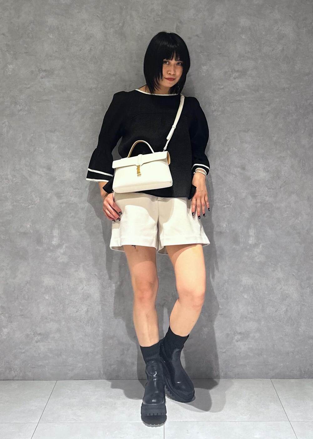 ブラック系のキャミソール、ブラック系のブーツ、ブラック系のシャツ/ブラウスを着用したレディースの夏コーディネートの3枚目の写真