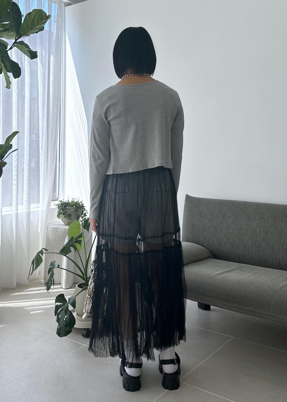 「アンサンブル、アンサンブルコーデ、グレーアンサンブルコーデ、グレーアンサンブル、グレー、ショートパンツ、ショートパンツコーデ、チュールコーデ、チュールスカートコーデ、レイヤードコーデ、レイヤード、リネンライクパンツ、グラデーションコーデ、同系色コーデ、VIS」｜「Juzeのボリュームパテッドクロスサンダル（サンダル、ブラック系）」を使った、0801mikiさん（レディース・161cm）の春コーディネートの6枚目の写真