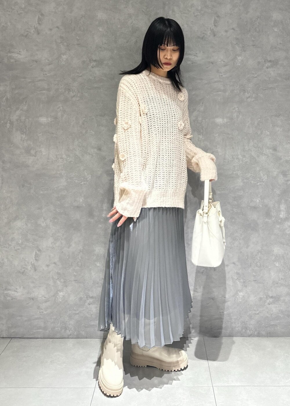 「シアーニット、シアーニットコーデ、ニットコーデ、ピンクニットコーデ、ピンクニット、お花ぽんぽん、お花ぽんぽんニット、お花ぽんぽんシアーニット、シルバースカート、シルバースカートコーデ、シルバープリーツスカートコーデ、プリーツスカートコーデ、プリーツスカート、オーロラスカート、ラメスカート」｜「Juzeの【抗菌防臭】タンクソールサイドニットブーツ（ブーツ、ホワイト系）」を使った、0801mikiさん（レディース・161cm）の冬コーディネートの2枚目の写真