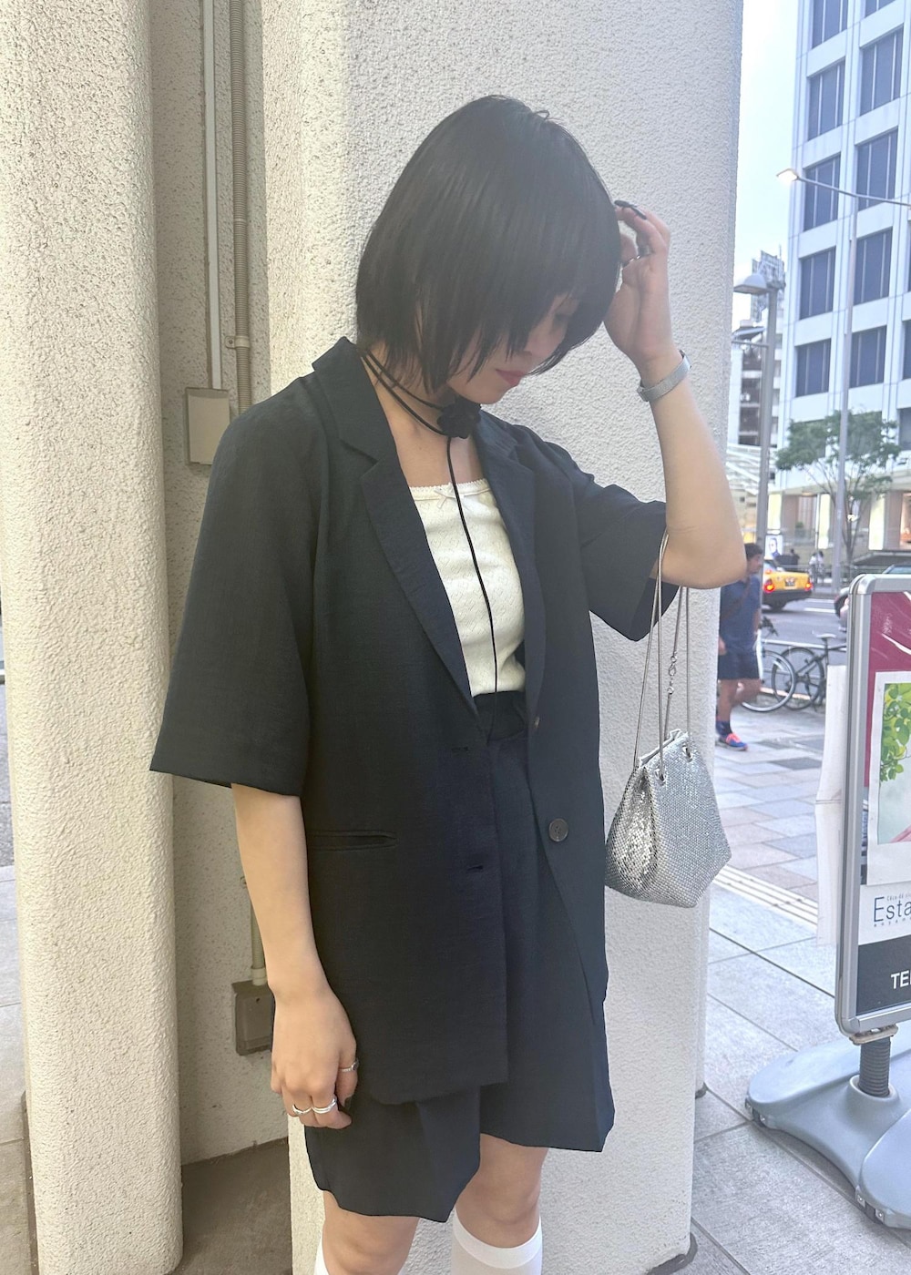 ブラック系のサンダル、ホワイト系のキャミソール、ブルー系のその他パンツを着用したレディースの夏コーディネートの5枚目の写真