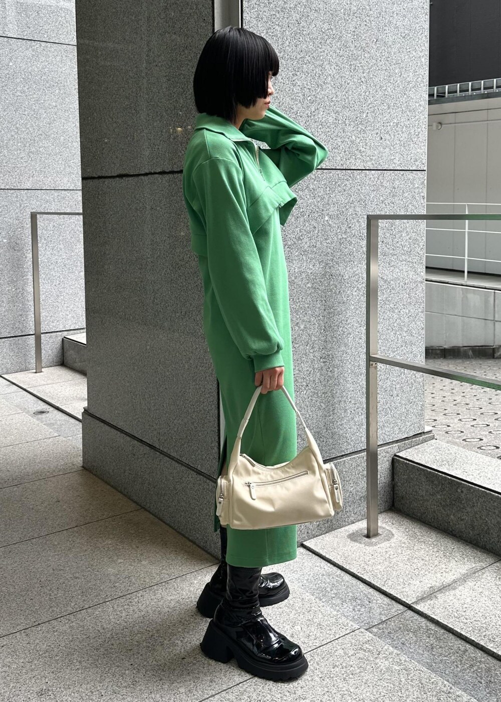 「セットアイテム、ショート丈ジップパーカー、短丈ジップパーカー、短丈ジップパーカーコーデ、ショート丈ジップパーカーコーデ、タンクワンピース、ロングワンピース、ロングワンピースコーデ、グリーンワンピース、グリーンワンピースコーデ、カジュアルワンピースコーデ、グリーン、VIS、23SS春夏の新作、高身長」｜「VISのマシュマロハンドルワンショルダーバッグ（ハンドバッグ、ホワイト系）」を使った、0801mikiさん（レディース・161cm）の冬コーディネートの4枚目の写真