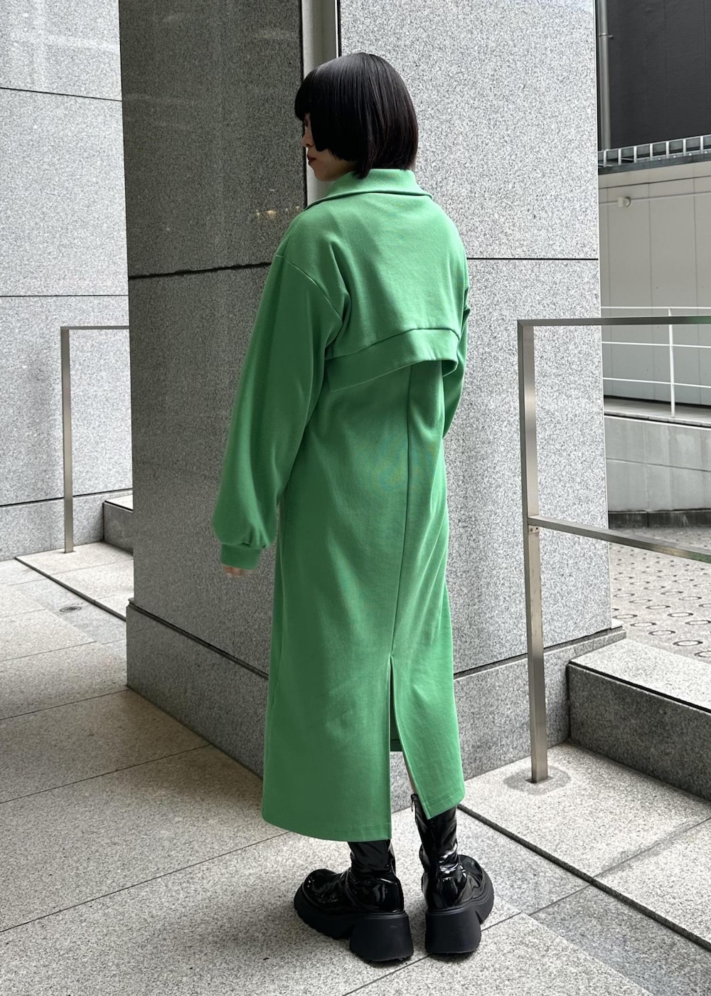 「セットアイテム、ショート丈ジップパーカー、短丈ジップパーカー、短丈ジップパーカーコーデ、ショート丈ジップパーカーコーデ、タンクワンピース、ロングワンピース、ロングワンピースコーデ、グリーンワンピース、グリーンワンピースコーデ、カジュアルワンピースコーデ、グリーン、VIS、23SS春夏の新作、高身長」｜「VISのマシュマロハンドルワンショルダーバッグ（ハンドバッグ、ホワイト系）」を使った、0801mikiさん（レディース・161cm）の冬コーディネートの6枚目の写真