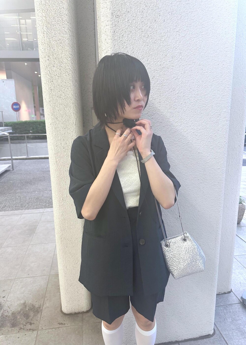 ブラック系のサンダル、ホワイト系のキャミソール、ブルー系のその他パンツを着用したレディースの夏コーディネートの4枚目の写真