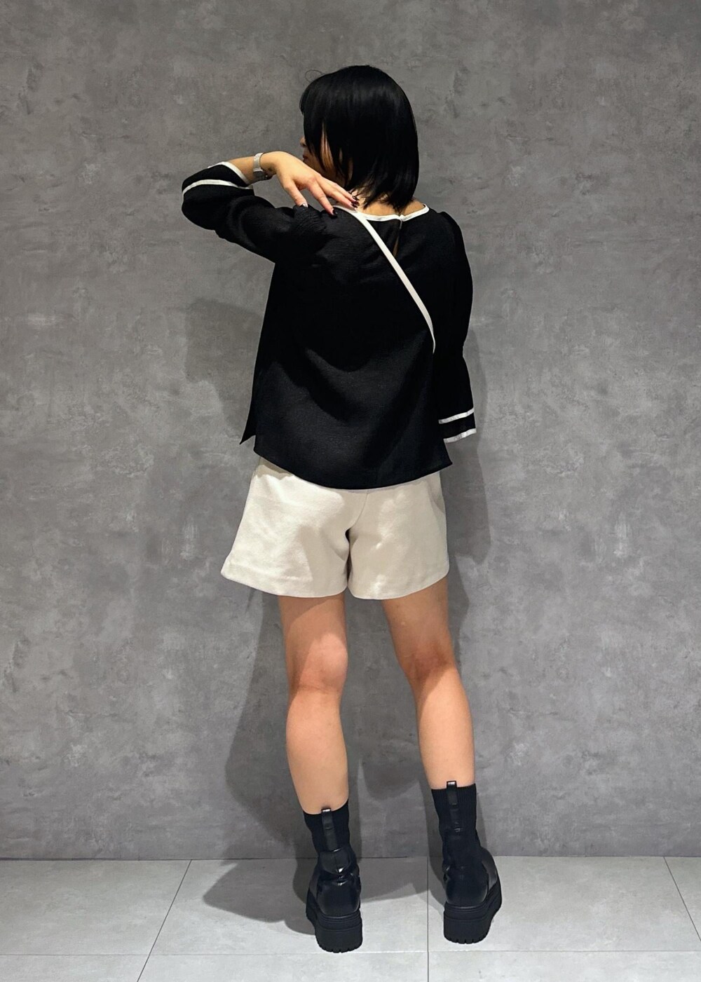 ブラック系のキャミソール、ブラック系のブーツ、ブラック系のシャツ/ブラウスを着用したレディースの夏コーディネートの7枚目の写真