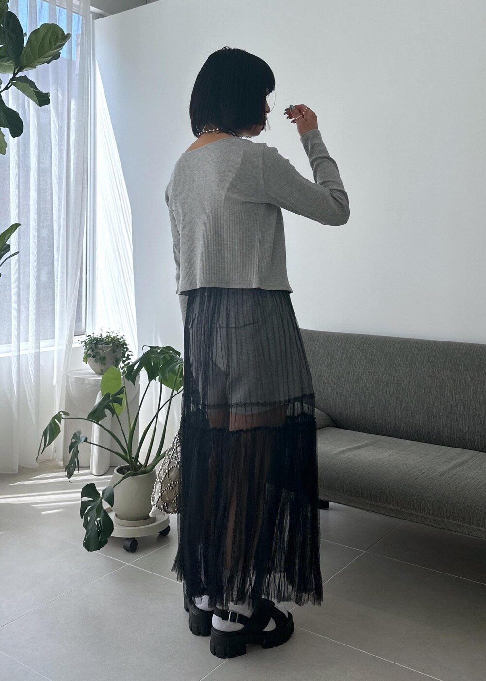 「アンサンブル、アンサンブルコーデ、グレーアンサンブルコーデ、グレーアンサンブル、グレー、ショートパンツ、ショートパンツコーデ、チュールコーデ、チュールスカートコーデ、レイヤードコーデ、レイヤード、リネンライクパンツ、グラデーションコーデ、同系色コーデ、VIS」｜「Juzeのボリュームパテッドクロスサンダル（サンダル、ブラック系）」を使った、0801mikiさん（レディース・161cm）の春コーディネートの5枚目の写真