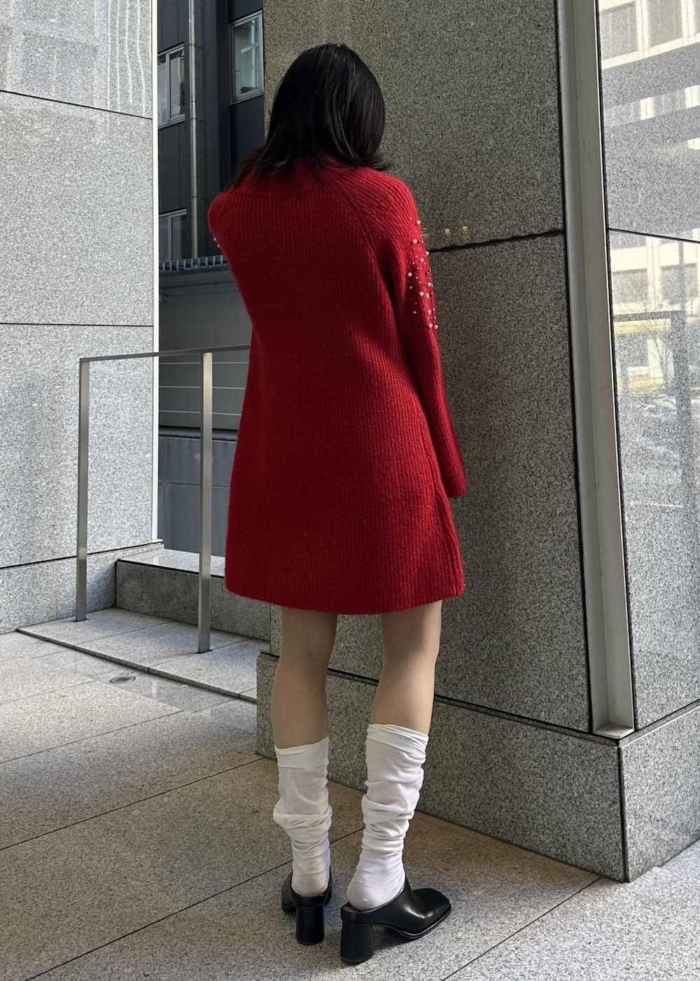 ブラック系のその他シューズ、レッド系のワンピースを着用したレディースの冬コーディネートの5枚目の写真