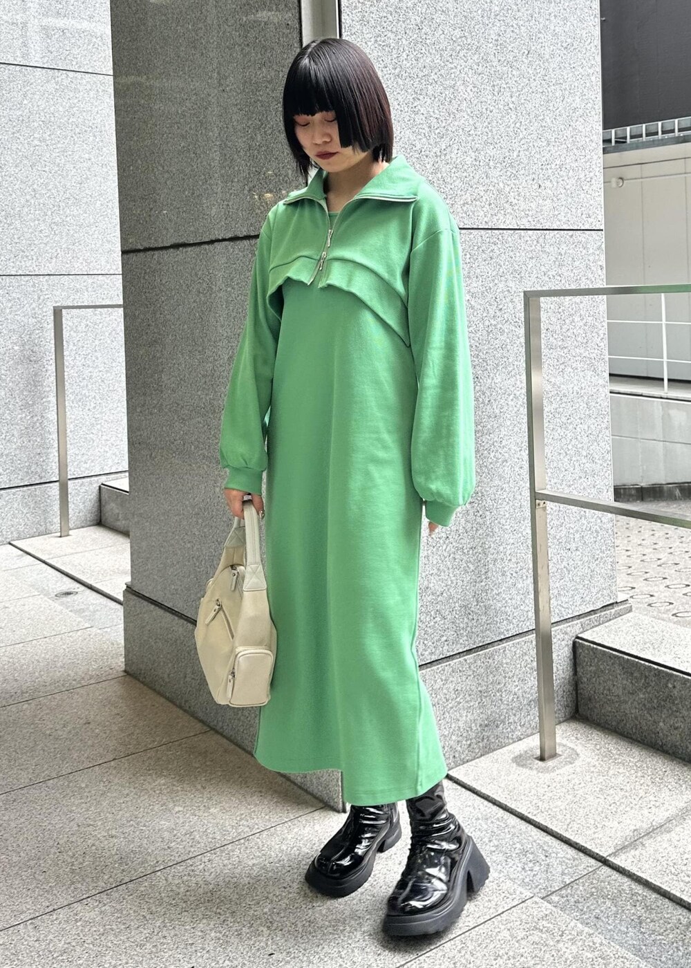 「セットアイテム、ショート丈ジップパーカー、短丈ジップパーカー、短丈ジップパーカーコーデ、ショート丈ジップパーカーコーデ、タンクワンピース、ロングワンピース、ロングワンピースコーデ、グリーンワンピース、グリーンワンピースコーデ、カジュアルワンピースコーデ、グリーン、VIS、23SS春夏の新作、高身長」｜「VISのマシュマロハンドルワンショルダーバッグ（ハンドバッグ、ホワイト系）」を使った、0801mikiさん（レディース・161cm）の冬コーディネートの2枚目の写真