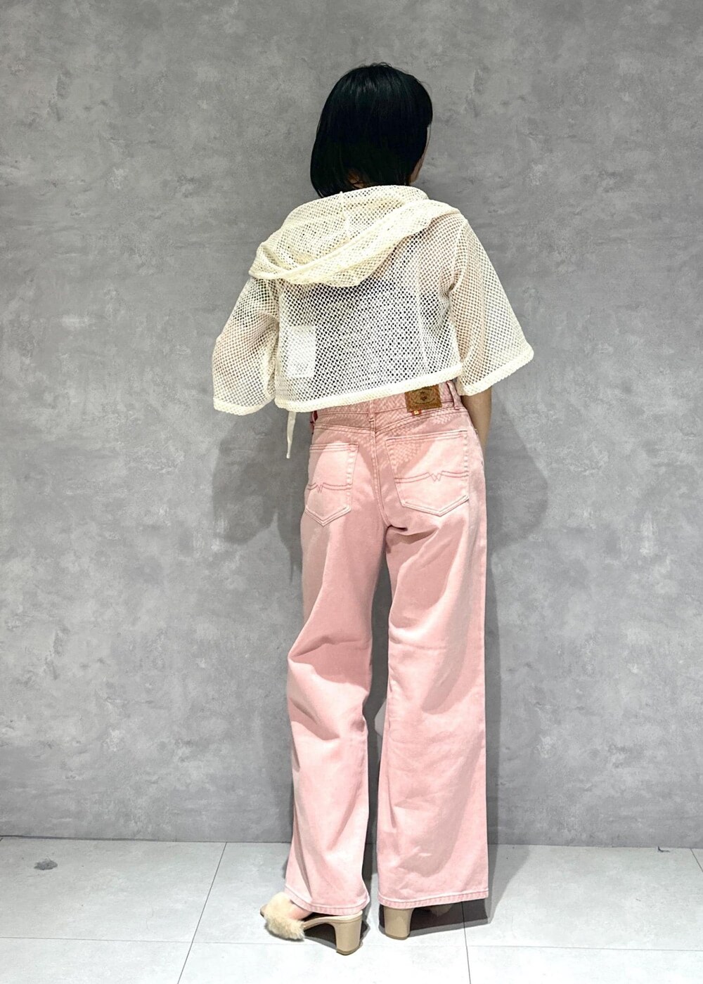 ブラック系のキャミソール、その他のキャミソール、ホワイト系のカーディガン/ボレロを着用したレディースの夏コーディネートの5枚目の写真