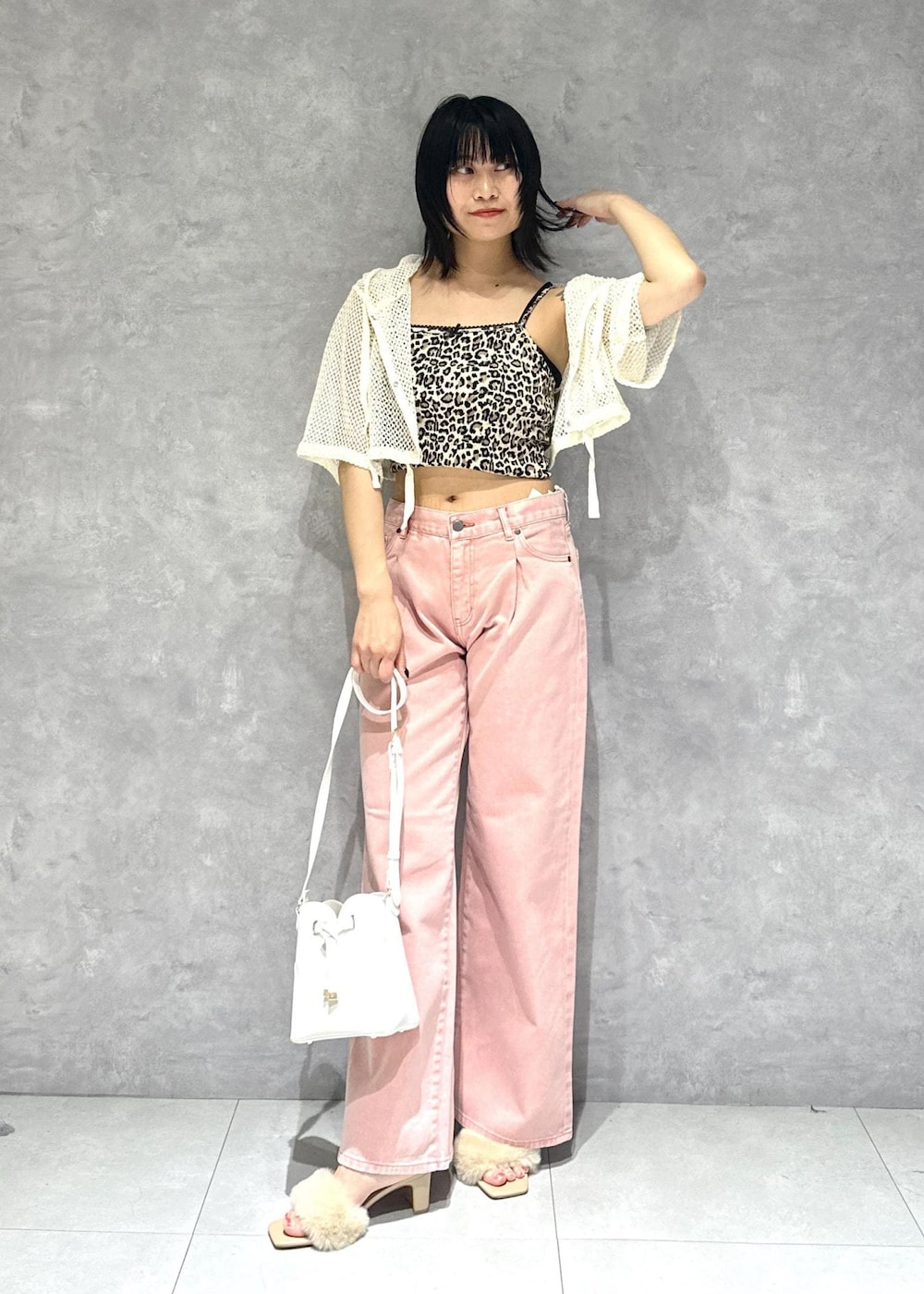 ブラック系のキャミソール、その他のキャミソール、ホワイト系のカーディガン/ボレロを着用したレディースの夏コーディネートの3枚目の写真