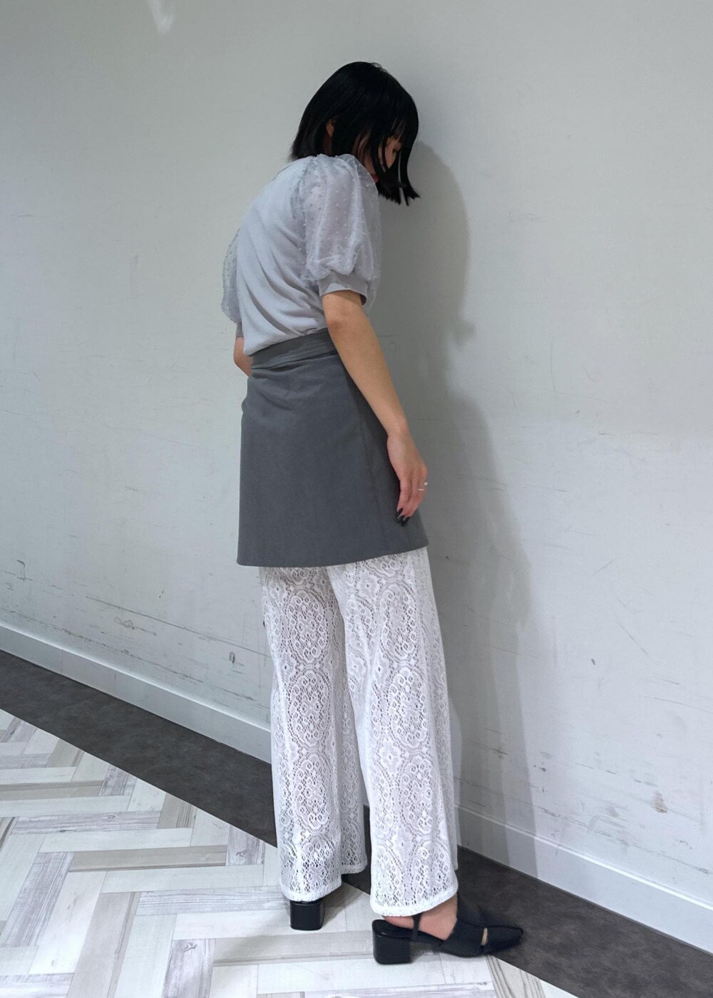 ブラック系のサンダル、グレー系のニット/セーター、グレー系のその他パンツを着用したレディースの春コーディネートの5枚目の写真