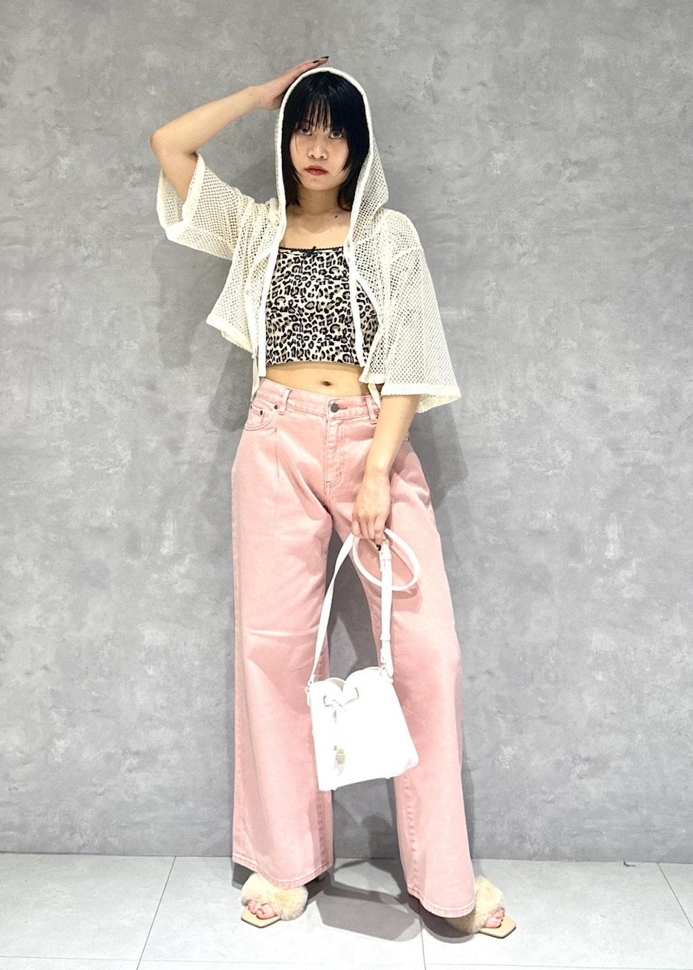 ブラック系のキャミソール、その他のキャミソール、ホワイト系のカーディガン/ボレロを着用したレディースの夏コーディネートの2枚目の写真