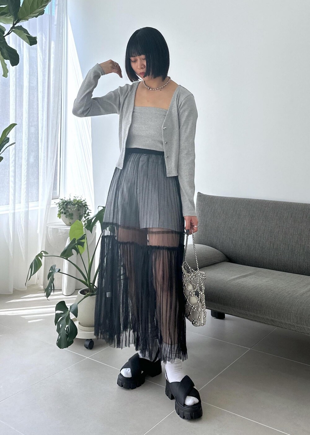 「アンサンブル、アンサンブルコーデ、グレーアンサンブルコーデ、グレーアンサンブル、グレー、ショートパンツ、ショートパンツコーデ、チュールコーデ、チュールスカートコーデ、レイヤードコーデ、レイヤード、リネンライクパンツ、グラデーションコーデ、同系色コーデ、VIS」｜「Juzeのボリュームパテッドクロスサンダル（サンダル、ブラック系）」を使った、0801mikiさん（レディース・161cm）の春コーディネートの3枚目の写真