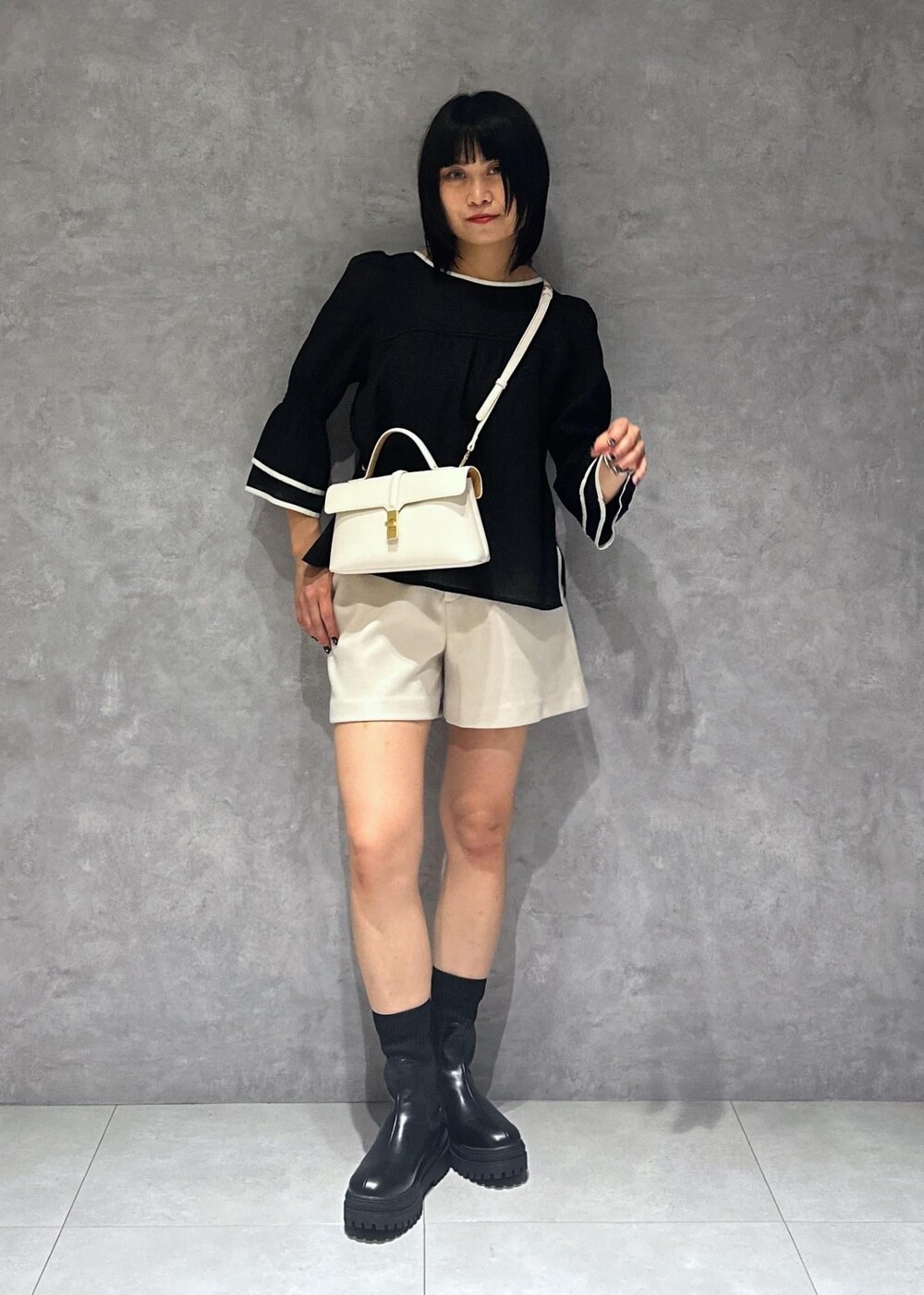 ブラック系のキャミソール、ブラック系のブーツ、ブラック系のシャツ/ブラウスを着用したレディースの夏コーディネートの2枚目の写真