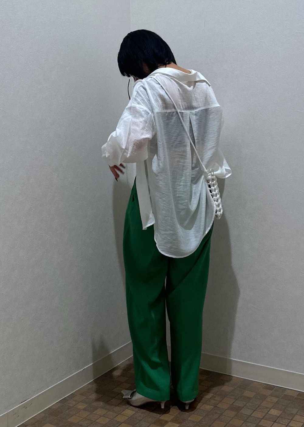 シルバー系のパンプス、ブラック系のキャミソール、グリーン系のスラックスを着用したレディースの夏コーディネートの5枚目の写真