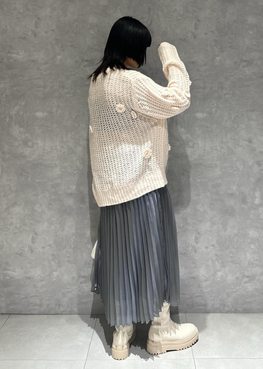 「シアーニット、シアーニットコーデ、ニットコーデ、ピンクニットコーデ、ピンクニット、お花ぽんぽん、お花ぽんぽんニット、お花ぽんぽんシアーニット、シルバースカート、シルバースカートコーデ、シルバープリーツスカートコーデ、プリーツスカートコーデ、プリーツスカート、オーロラスカート、ラメスカート」｜「Juzeの【抗菌防臭】タンクソールサイドニットブーツ（ブーツ、ホワイト系）」を使った、0801mikiさん（レディース・161cm）の冬コーディネートの3枚目の写真