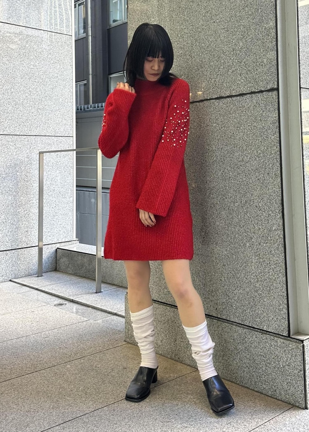 ブラック系のその他シューズ、レッド系のワンピースを着用したレディースの冬コーディネートの2枚目の写真