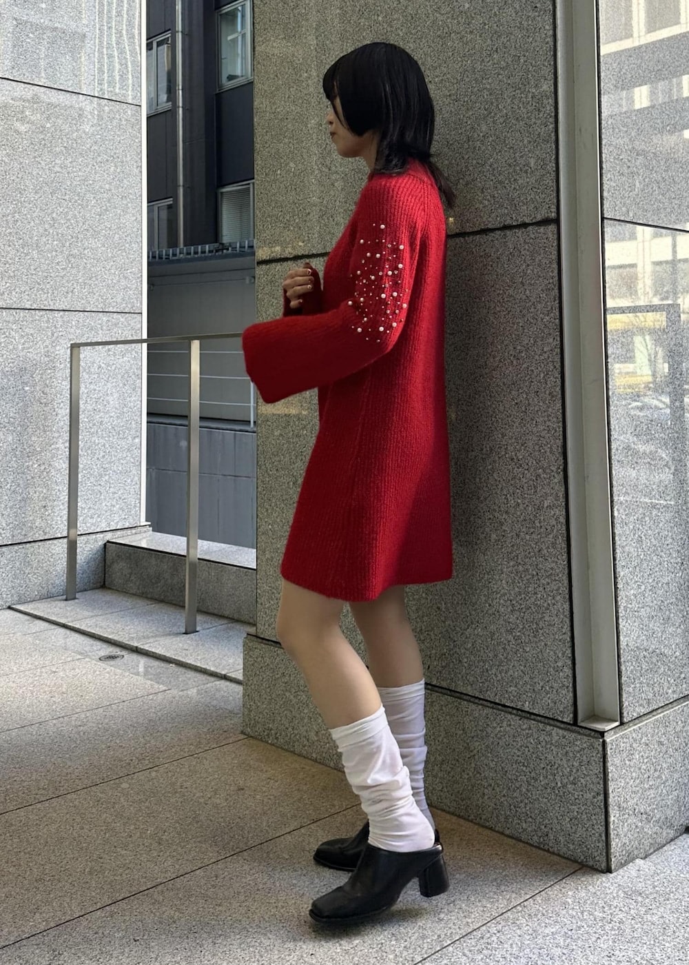 ブラック系のその他シューズ、レッド系のワンピースを着用したレディースの冬コーディネートの4枚目の写真