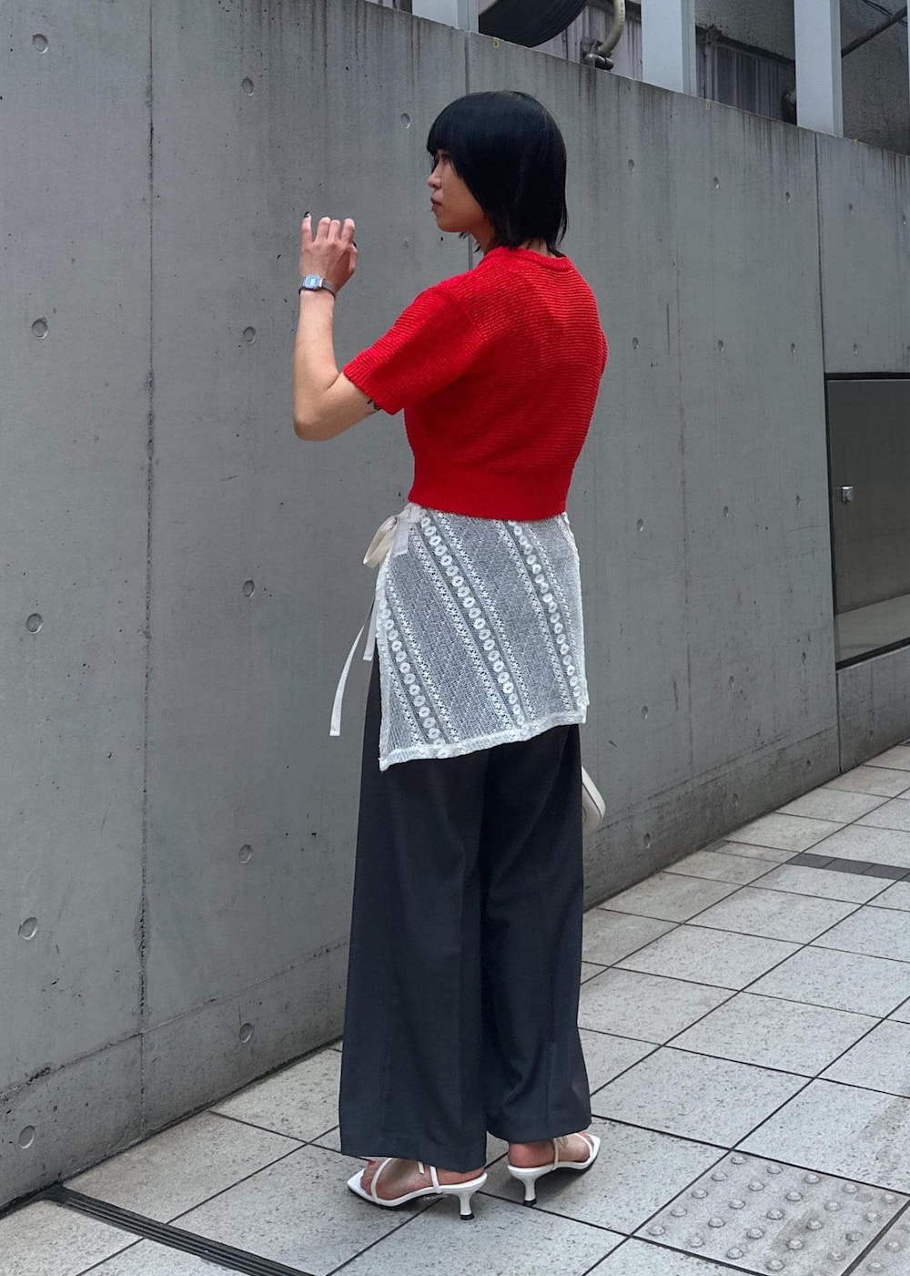 ホワイト系のサンダル、ホワイト系のスカート、レッド系のニット/セーターを着用したレディースの夏コーディネートの4枚目の写真