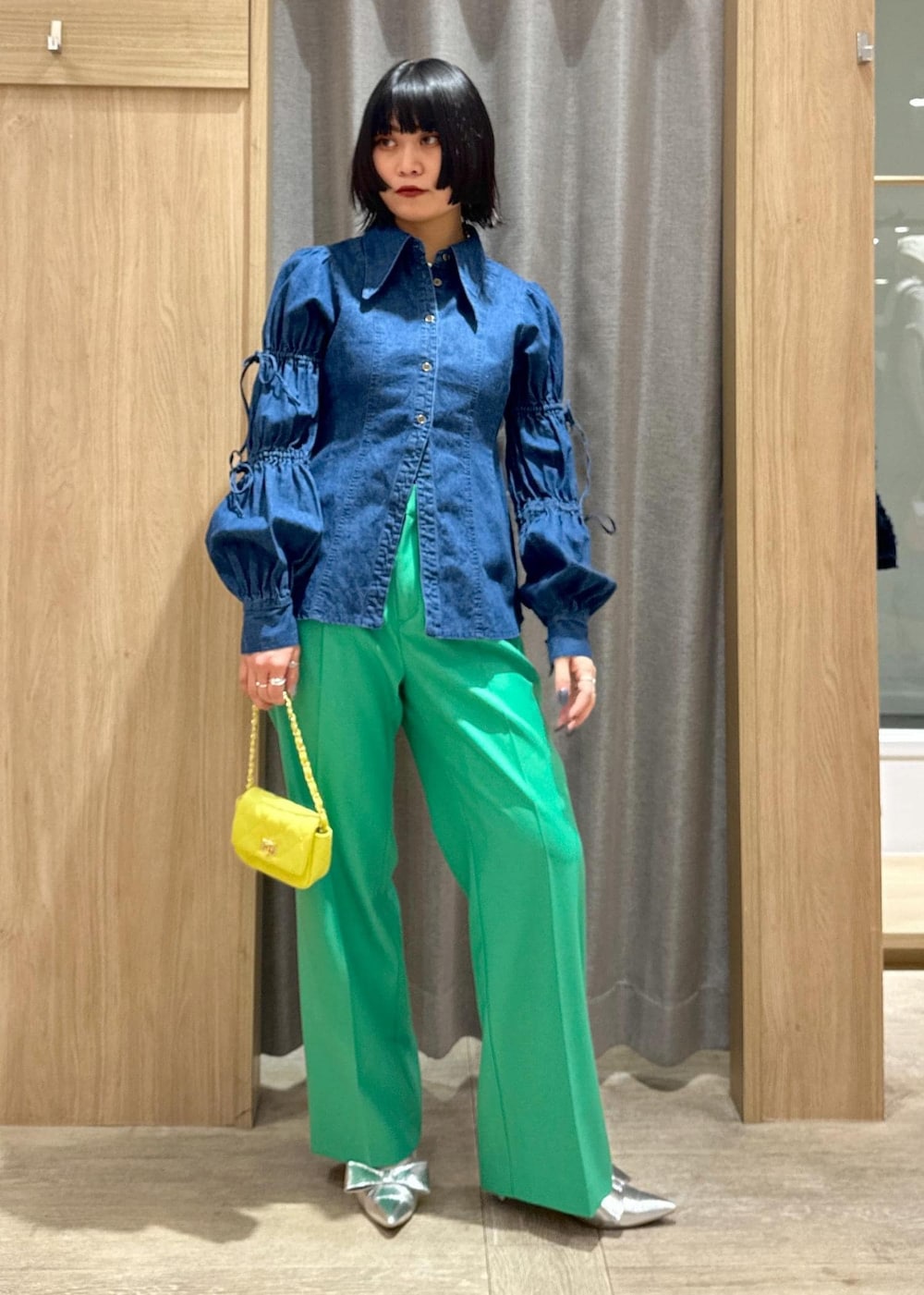 「デニムブラウス、デニム、デニムコーデ、カラーパンツ、ストレートパンツ、ストレート、グリーン、グリーンパンツ、シルバー、シルバーパンプス、リボンパンプス、イエロー、イエローバッグ、カラーコーデ、カラー×カラー」｜「VISのミニスタッズチェーンショルダーバッグ（ショルダーバッグ、イエロー系）」を使った、0801mikiさん（レディース・161cm）の冬コーディネートの2枚目の写真